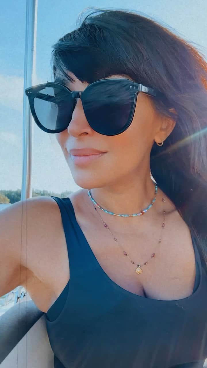 ハンナ・シモンのインスタグラム：「HOW AM I, THE MOST DIEHARD HOUSE CAT, A BOAT PERSON NOW just surrounded by endless blue water and laughing sea lions on rocks and lil otters gliding past and mama orcas guiding their babies next to me and a true deep sense of how small and beautifully unimportant we all are when surrounded by Mother Nature in all her divinity AND OH WAIT NM I GET IT AHOY MATEY🚤 ✌🏽」
