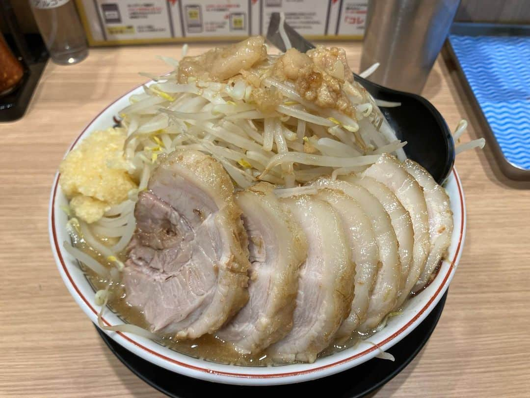 岡倫之さんのインスタグラム写真 - (岡倫之Instagram)「久しぶりに食う二郎系ラーメンはやはり美味い。 身体に悪い感じが最高にキマる。 でも野菜もニンニクはマシマシにじゃし、チャーシューはタンパク質じゃし実は健康的で実質0カロリー。  #ラーメン豚山 #武蔵小杉ラーメン #二郎系ラーメン  #麺スタグラム #ラーメンインスタグラマー #ラーメン #らーめん #ラーメン大好き #プロレスラー #オーカーン #レスラー飯  #ramen #japanesefood #japanesenoodles  #gourmet」8月20日 7時17分 - great_o_khan