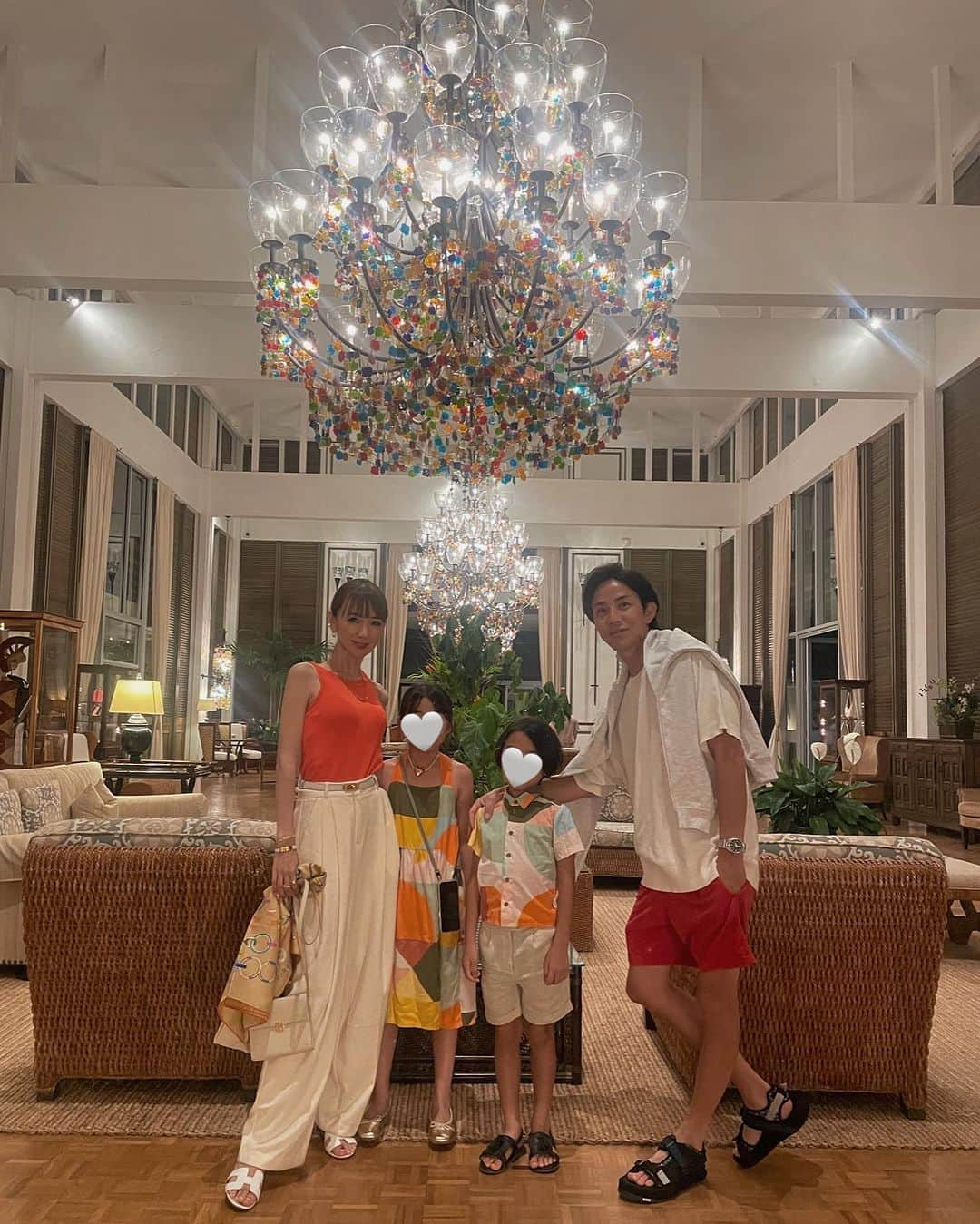 堀江直美さんのインスタグラム写真 - (堀江直美Instagram)「Weddingをした思い出いっぱいのHotel.   私たちだけじゃなく両家の思い出が詰まってるから来れなかった両親たちも沢山写真撮ってきてねっと♡  数年前の写真と比べて…大きくなったね〜  Arancino dinner もお約束🥂  #Hawaii#ハワイ#ハワイ旅行#子連れハワイ#Hawaiitrip#家族旅行#kahalahotel#kahala#カハラホテル#カハラ#家族写真#アランチーノ#アランチーノアットザカハラ #arancino#ハワイグルメ #ハワイディナー#ハワイイタリアン#family#familyphotography #子連れ旅行#子連れ海外#hn✈️trip#HIAND#ハイアンド#hnhiand」8月20日 7時32分 - naomiiiiiiiiiiii