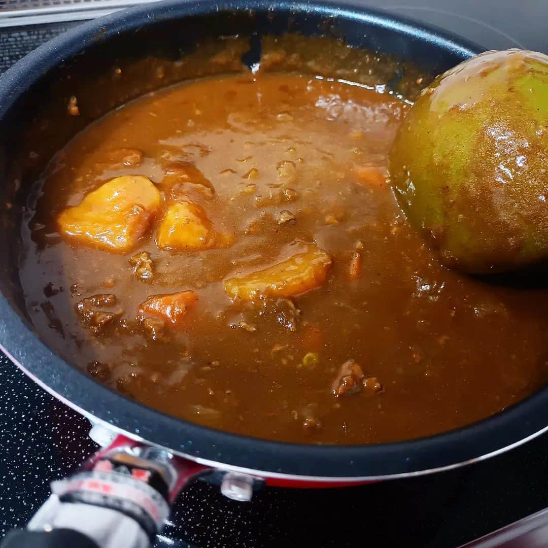 松本隆博のインスタグラム：「。⁡ ⁡冷凍してた肉じゃがに、 ⁡余ったカレーを追加して⁡ ⁡「肉じゃがカレー」したところ⁡ ⁡当然の如く、美味い😋‼️‼️‼️⁡ ⁡ま、そら素材がほぼ同じやもんな。⁡ ⁡( ᴖ ·̫ ᴖ )⁡⁡ ⁡ ⁡⁡なもんで、、 ⁡玉ねぎ人参じゃがいも肉、を⁡ ⁡煮込んで軽く下味付けて⁡、 ⁡小分けにして冷凍保存して⁡ ⁡たらいつでも……⁡ ⁡ ⁡カレー 又は⁡⁡ ⁡クリームシチュー 又は ⁡肉じゃが ⁡ ⁡⁡ ⁡が気分次第で食べれるの⁡ ⁡だな‪(´•ᴗ• ก )‬՞ ՞⁡ ⁡⁡ 還暦少年 松本隆博 ⁡」