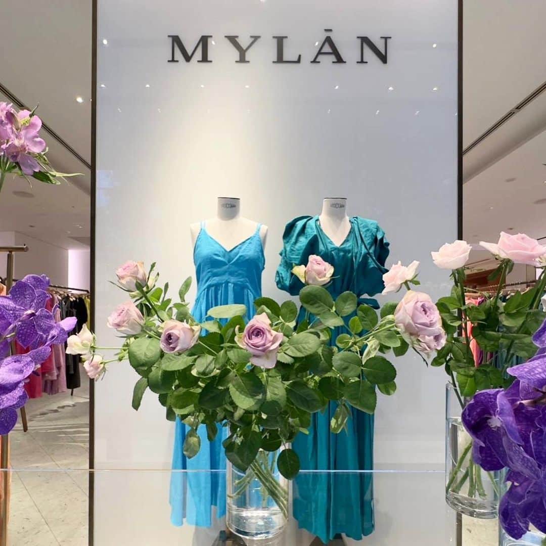 佐々木敬子のインスタグラム：「. MYLAN POP UP 💜 毎日たくさんのお客様にお越し頂き、楽しく試着している姿を見れたりお話しできたり素晴らしい時間をありがとうございます💕  いよいよ残すところ、あと3日になりました。 夏、最終のお買い物✨ MYLANのお洋服は季節もトレンドも関係なくいつでも着れるように… 地球と共に、というコンセプトで長くゆっくり愛せるもの…を。テーマにブランド立ち上げた当初から変わらず物つくりしています。 天然素材は暑い時には涼しく、寒い時は暖かく身体に心地よく馴染んでくれる。 自然の中に身を委ねているようなそんな気持ちよさ。カラフルなドレスでで人生をより豊かにしてくれる　 永遠の1枚になりますように🤍🤍🤍  是非遊びに来てくださいねー💕  #MYLAN #isetanサローネ1階 #8月22日まで」