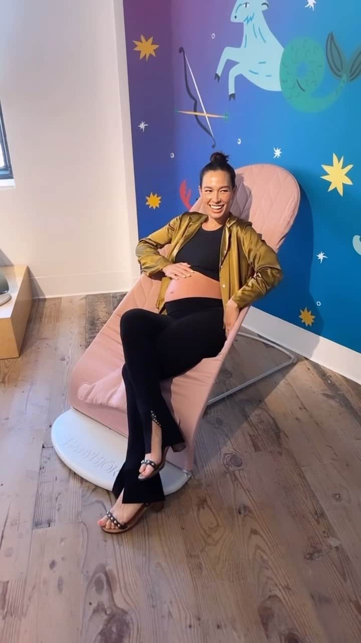 Livのインスタグラム：「Playing and shopping at the new @babylist showroom in Beverly Hills. For Lyla I had to drive all over LA just to see the products. This 18,000 sq ft location makes it so convenient to test out and shop for a huge variety of baby goods before making decisions. This mama heaven just opened on Friday! Come play 🤸🏻‍♀️❤️✨  @babybjorn_northamerica #babylist #ad」