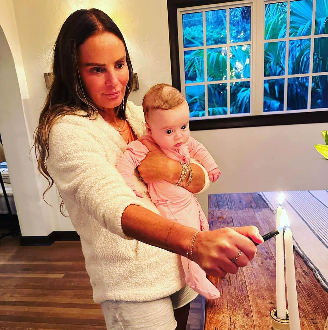 ガブリエル・アンウォーのインスタグラム：「The sweetest Faery child celebrating Shabbat While Mum & Dad went to see Beyoncé - I got to hold her, talk with her, hear her, smell her, feed her. Total soul rejuvenation! Thank you @itsstephd & @erickami @shareefmalnik」