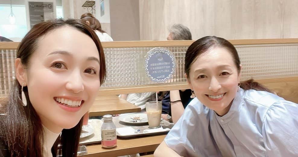 月影瞳さんのインスタグラム写真 - (月影瞳Instagram)「先日、元月組娘役さんの楓ゆきさん(たんちゃん)とお会いしました♪ たんちゃんと会うのは、たんちゃんの退団公演以来！同じ稽古場出身という事もあり仲良くして頂いています。 お互いの近況報告もしながら、楽しい時間を過ごしました。 ご結婚され、益々美しいたんちゃん🤩幸せいっぱいの笑顔に元気をもらいました！ 宝塚が繋いでくれたご縁に感謝です😃 たんちゃん、ありがとうございました✨✨ また会いましょう😊  #楓ゆき　さん #月組 #宝塚歌劇団」8月20日 7時57分 - hitomitsukikage