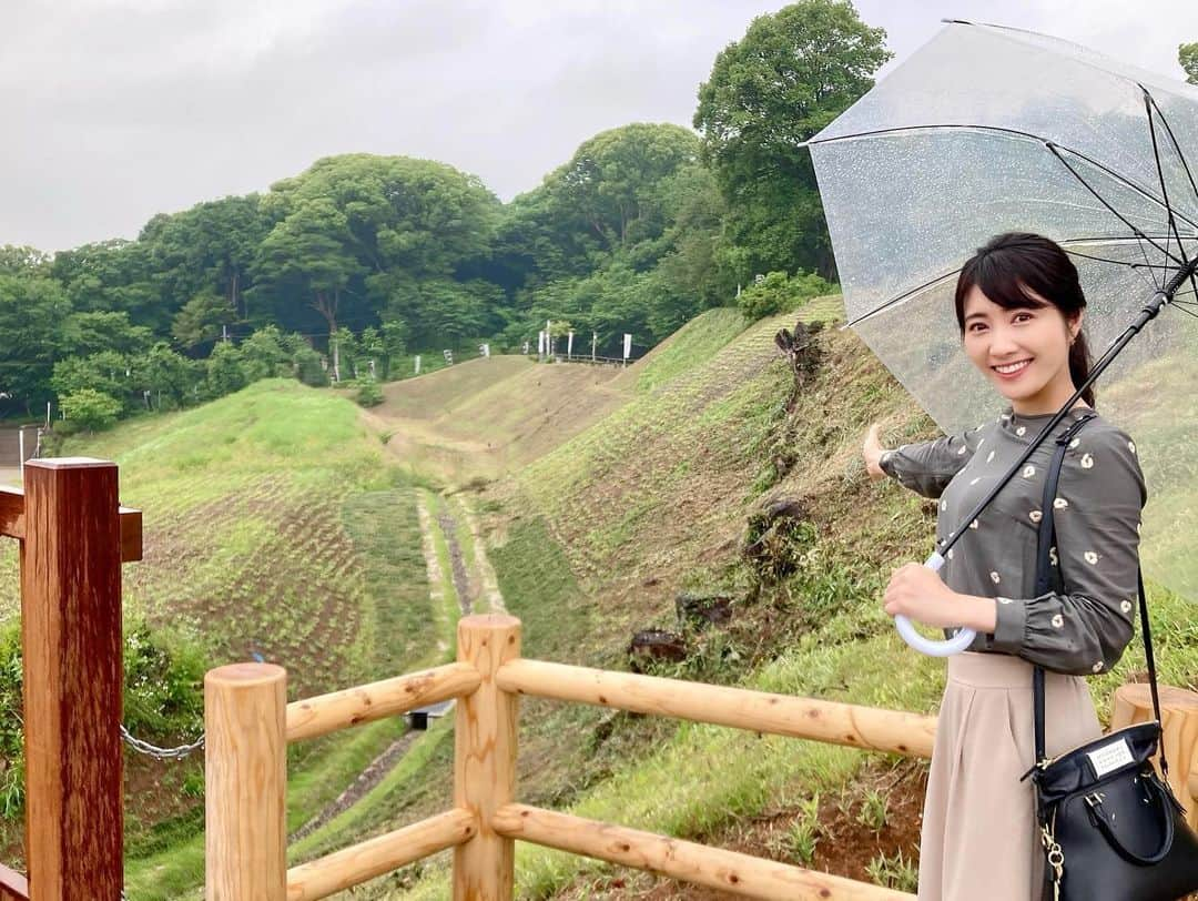 久保井朝美さんのインスタグラム写真 - (久保井朝美Instagram)「＼信長×家康・小牧山城／ 【親子de城めぐりポイント】 📸家康がつくらせたお堀 📸復元された信長の石垣 💡石が丸い理由は？  愛知県の小牧山城🤗  大河ドラマ 「どうする家康」でも注目 小牧・長久手の戦い🔥  写真2枚目は イチオシのフォトスポット📸  秀吉と戦うために 家康がつくらせたお堀です🤩  もともと小牧山城は 信長が築城しました🏯  写真3枚目の大手道には 信長らしさを感じました❤️ #安土城 を彷彿とさせます🏯  石垣が発掘されたため 一時的な砦ではなく お城だと分かったのです🧐  定番フォトスポットは 復元された石垣です🪨  石垣の特徴は 段築状になっていること❣️  高石垣を築く技術が まだなかったので 低い石垣を重ねて 高さを出したのでしょう✨  ＜親子de考えよう！お城クイズ💡＞ 「写真7、8枚目の石が 　丸みを帯びているのはなぜ？」 ヒントは どう運ばれると石の角がとれるかな🤔  正解は 「川沿いに流れてきた石だから」  石が歩んできた道に 思いを馳せるのも一興です💓  写真9枚目は 今年リニューアルした 模擬天守（小牧山歴史館）の 最上階です🏯  岐阜城の方を指差しています🫡 （見えなかったけれど😂）  晴れていたら #岐阜城 #犬山城 が見えるはず…✨  #久保井朝美の異次元の城めぐり #城めぐり #城 #家族旅行 #女子旅 #japanesecastle #日本史 #推し城 #お城が好きな人と繋がりたい #久保井朝美 #気象予報士 #小牧山城 #続日本100名城 #織田信長 #徳川家康 #榊原康政 #どうする家康 #大河ドラマ #小牧長久手の戦い #戦国時代」8月20日 12時30分 - asami_k920