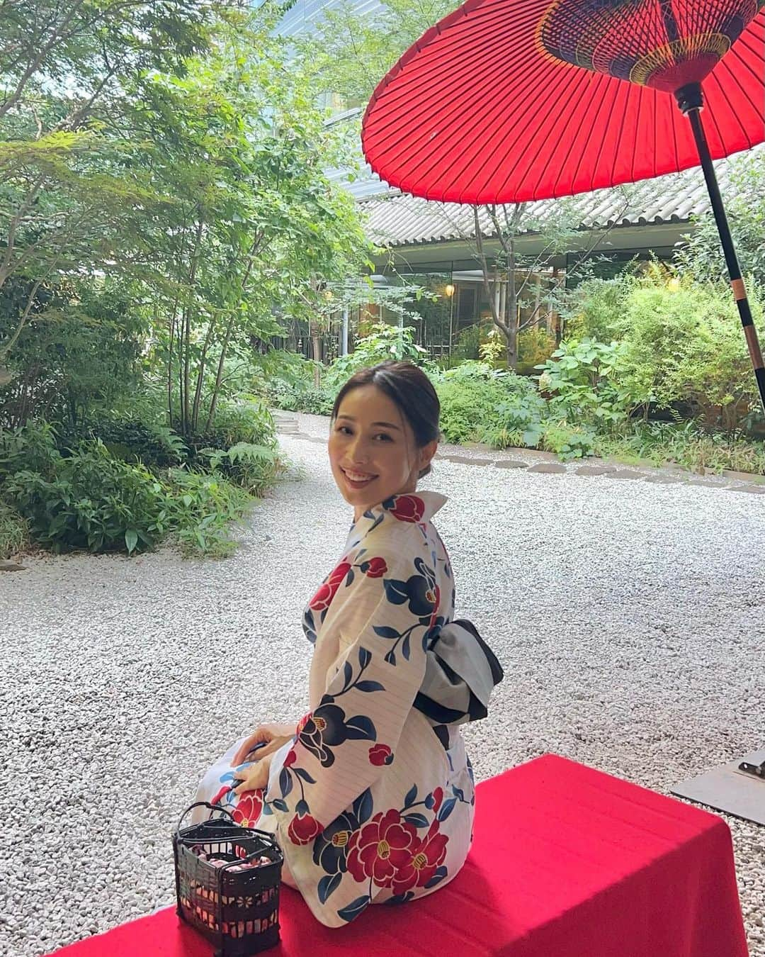 宮田綾子さんのインスタグラム写真 - (宮田綾子Instagram)「夏の浴衣👘久しぶりに着ることができました❤️子どもたちの小学校の夏祭りでは毎年盆踊り係をしていたので着てたけどもう大きくなってしまって踊れなくて寂しい←  ホテル雅叙園内で浴衣をで選んで着せていただき髪もセットしてもらって、お友達の誕生日会🎂 素敵な夏の思い出ができました🎐 みんなの写真は次の投稿で💗  いよいよ今週末は大阪インスタセミナーです🎤 お会いできる方、楽しみにしています♩ 参加を迷っていた方はお早めにお願いします、インスタ初心者の方も大歓迎🙌 聞いたらインスタの使い方がわかってますます楽しめますよ 詳細は私のプロフィールURLからご覧ください👀 ❤️ @ayako__miyata ←21.6万フォロワーありがとう❤️  8/26(土)10:00〜新大阪 9/23(土)10:30〜東京 @ayako__miyata 👈🔗ここから🥰  #雅叙園 #浴衣 #浴衣コーデ #夏コーデ #ゆかた #ゆかたコーデ #夏の思い出 #夏休み #日本の夏 #tokyojapan #tokyo」8月20日 8時06分 - ayako__miyata