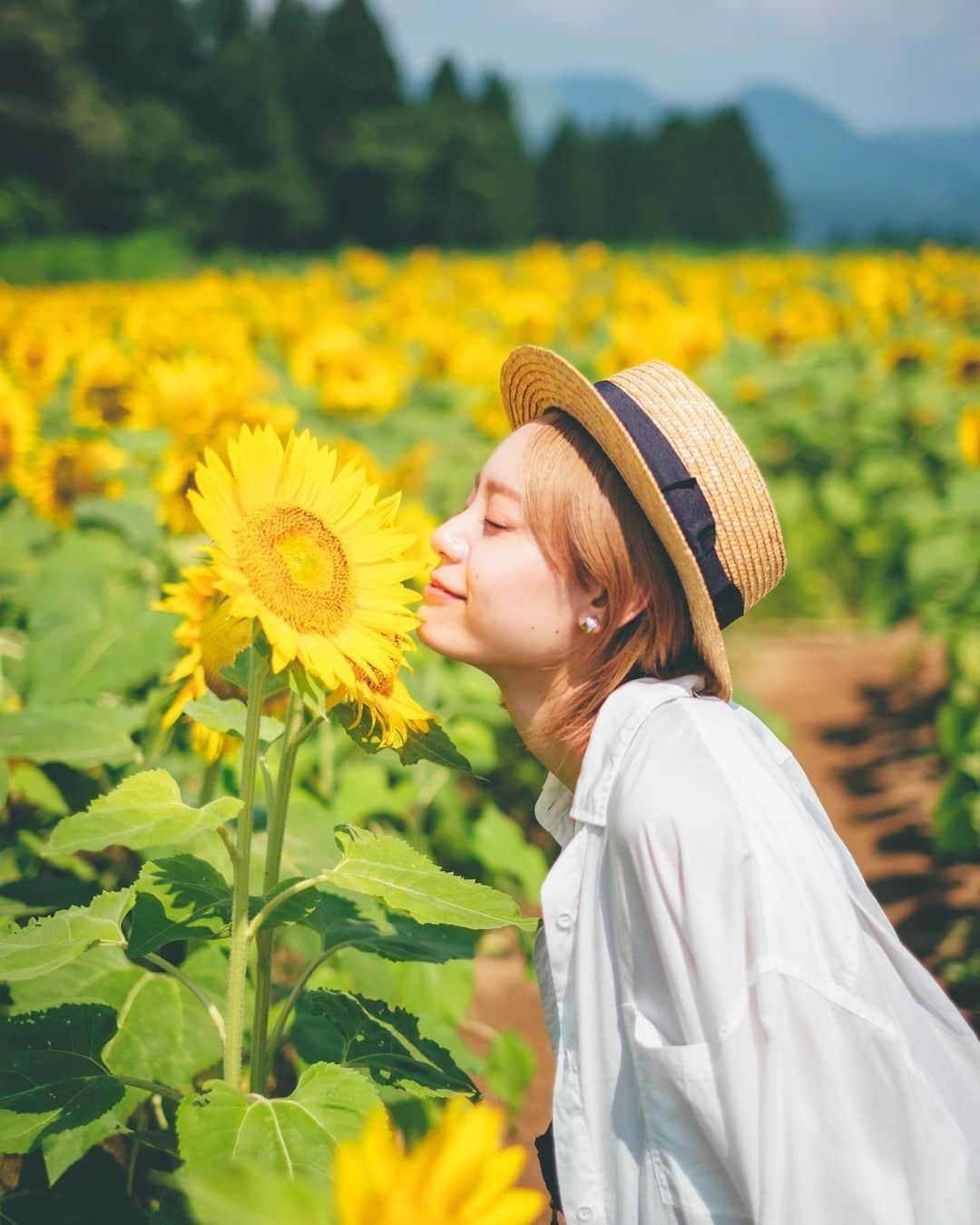 Yuma Takatsukiのインスタグラム：「. . . 🌻🌻🌻 . . . . . . 昨日は初めてのストリートスナップ企画でしたが いろんな方々のサポートのおかげで とてもいい時間を過ごせました。 ⁡ 撮影させていただいたみなさん、 手伝ってくれた大学生のみんなも ありがとうございました！ ⁡ 撮影を一緒にしてくれた @_sho_lonpo_ もほんとに ありがとでした！ ⁡ またなにかできたらいいな〜！ ⁡ Special thanks @michiniwa_sannomiya  @shinjo_psy  . Niigata／Japan X-Pro2／XF35mmF1.4 R . #fujifilm  #fujifilm_xseries  #XF35mmF14R  #富士フイルム #xpro2 #今日もx日和  . ―――――――――――――――――――――――――― 関西を中心にフリーランスで活動しています。 Web広告、個人撮影、家族撮影、PR撮影など、 8月以降の撮影依頼募集中です。 ⁡ ⁡Yuma Takatsukiオリジナルプリセットも販売中です。 ⁡プロフィールのポートフォリオサイトからご覧下さい。  またフォトサークルITTOKOという活動をしています。 ⁡ハイライトに色んなイベントをまとめています。 ――――――――――――――――――――――――――」