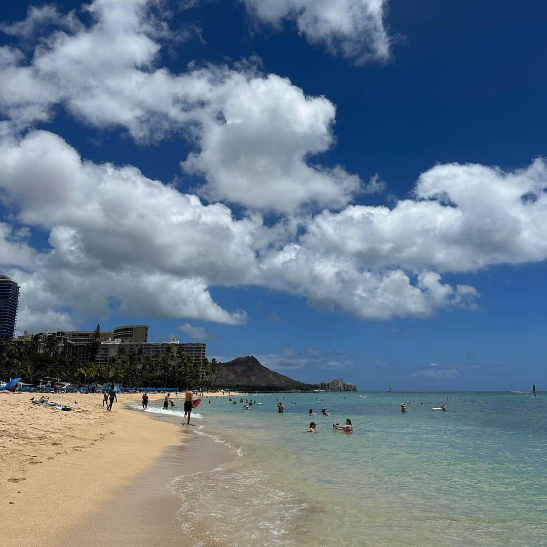 市原彩花さんのインスタグラム写真 - (市原彩花Instagram)「Hawaii🤙🌺  オアフ島に来てるよん🌺 もう5日目〜🤙 親戚の結婚式に出席したり、ビーチ行ったり、のんびりしてます🌺  一年半ぶりにワイキキ来たけど日本人や外国人観光客がめちゃ増えてて賑わいがすごいです🌺 有名店はどこも並ぶ〜🚶‍♀️(特に丸亀製麺の行列の長さはもはや名物)  明日からはハワイ島！ 7年ぶりくらいに行くかも🏝️ オススメのレストラン教えてください☺️  最初の写真はラニカイビーチ、5枚目からはワイキキビーチだよ🏖️  #hawaii#hawaiilife#hawaiitrip#hawaiitravel#ハワイ#ハワイ旅行#ハワイ観光#ワイキキ#ワイキキビーチ#waikiki#waikikibeach#ラニカイビーチ#lanikaibeach#lanikai#水着#ビキニ#bikini#swimsuit#bajurenang#japanesegirl#bikinigirl#bikinimodel #あーちゃんハワイ」8月20日 8時17分 - ayaka_ichihara