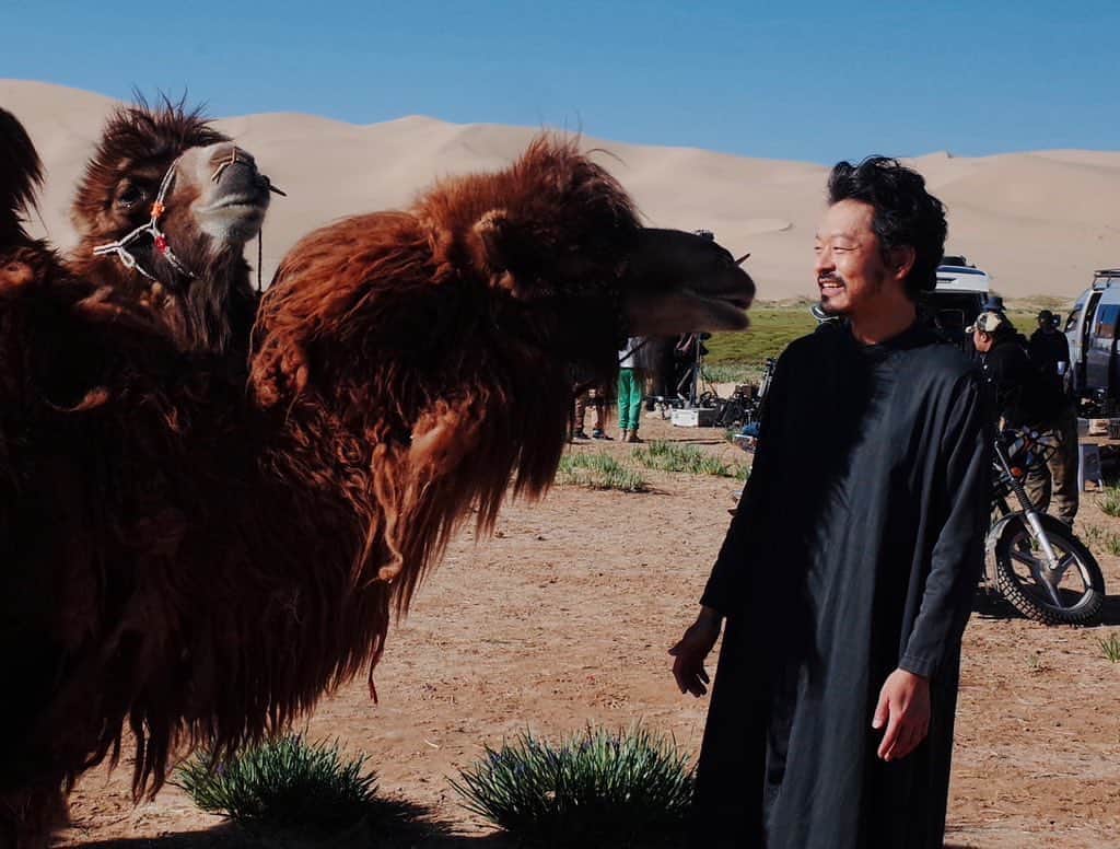 山中崇のインスタグラム：「アリとラクダ🐪 ② やたら嗅ぎ回ってくるラクダ…さてはお前ベッパンだな！！ VIVANT本日第6話、お楽しみください。 #VIVANT #VIVANTep6」