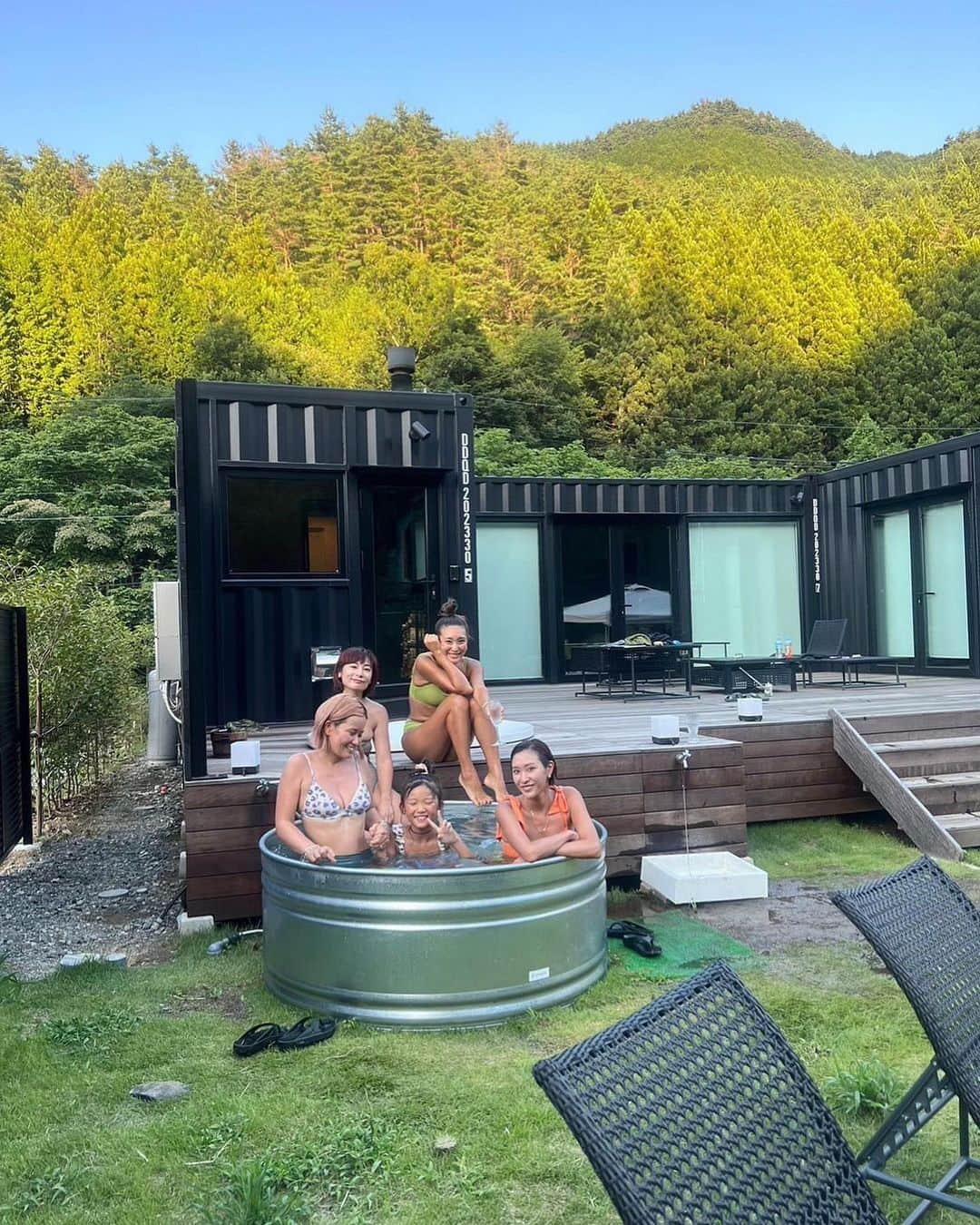 小竹麻理のインスタグラム：「山梨サウナ旅🧖🏼‍♀️✨✨✨ 壮大な景色に囲まれて最高だった〜！✨ 珍しい薪サウナだったんだけど、薪職人のお陰で完璧な火起こしでした❤️🔥🤣 グラとフルもずっと嬉しそうに走り回ってて、見てるこっちも幸せ☺️💖 帰りの🚙は爆睡だったね🐕‍🦺💤」