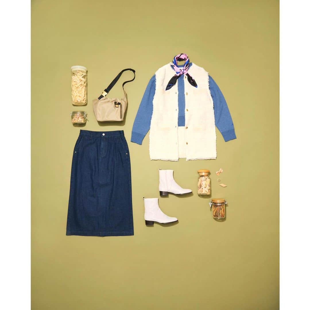 のインスタグラム：「「明日晴れたら、どこへ行こう?」  TO MARCHE 秋の始まりを感じる8月は のんびりとマルシェへお出かけ。  FRENCH CHIC CASUAL カジュアルコーデにパリっぽさをON  デニムスカート×スウェットのカジュアルコーデも、ジレを加えるだけで、どこか最新スタイルに。  この季節に注目したいジレは、ぜひ1点手に入れておきたい。 ツイード風のニットは、手持ちアイテムとも合わせやすいのがポイント。  白のブーツで軽さをプラスしながら、スカーフでクラシックな雰囲気を纏うのがパリ風。  #humanwoman #ヒューマンウーマン #夏服コーデ #秋服コーデ #デニムスカート #デニムライク #ツイード #ツイードジレ #スカーフ #旅行コーデ #ショートブーツ #カジュアルコーデ」