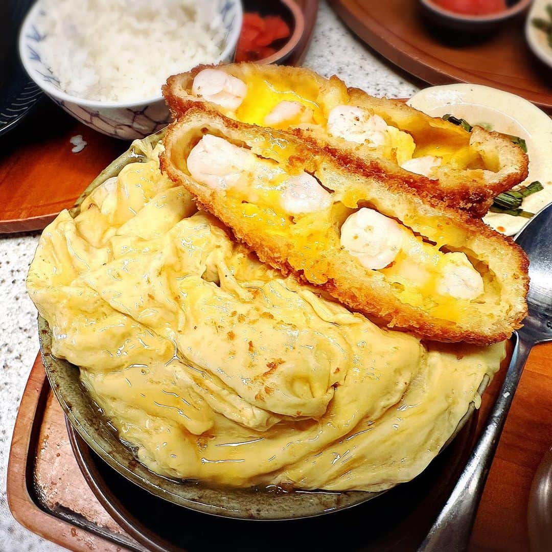 とぎもちさんのインスタグラム写真 - (とぎもちInstagram)「. 【ソンス 🇰🇷 성수】  ソンスにある タムグァン（탐광）🍴  ここのインスタ映え 海老カツ丼が食べたかった😍😍  卵トロトロ 汁だくのごはん最高。  サックサク海老カツ。  中には たっぷりのとんかつ🐖  美味しすぎたー😭💓💓  モツカレーつけ麺も めちゃくちゃ美味しかった🤤💓  #タムグァン #ソンス #韓国 #韓国グルメ #ソンスグルメ #탐광 #성수 #성수맛집 #とぎもちソンス #とぎもちタムグァン #とぎもち海老カツ丼」8月20日 8時30分 - togistagram