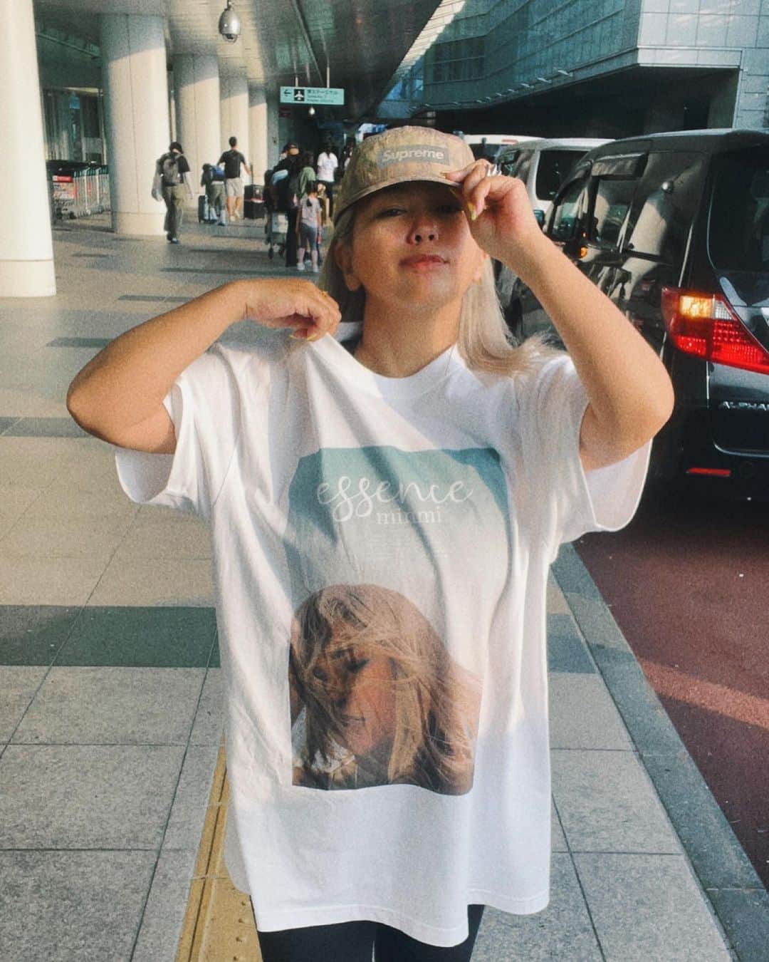 MINMIのインスタグラム：「✈️💛ねぇデカいハリケーンがカリフォルニアにだって！大事にいたりませんように🫶　album "essence"Tshirts どう？可愛くない？まだバックプリントにしようか迷ってるw  もうすぐ20周年記念アルバム！みんなにも記念にしてもらえます様に🤫♡ 21日に申し込み開始します♪ワクワク」