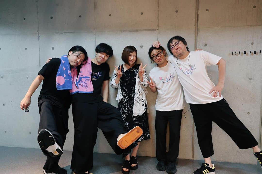 絢香のインスタグラム：「Funtale Tour 14本目は静岡の磐田でした🎤  幸せな時間をありがとうね！😊 帰りの車の中から花火が見れたのも嬉しかった🎆  3枚目はリハーサル終わりに 🥁 @shun_ishiwaka  誕生日お祝い🎂  そして今日は滋賀✌🏻 楽しもうねー！！  @kei_kawano  @shuta_nishida  @ochi_the_funk   #Funtale #tour」