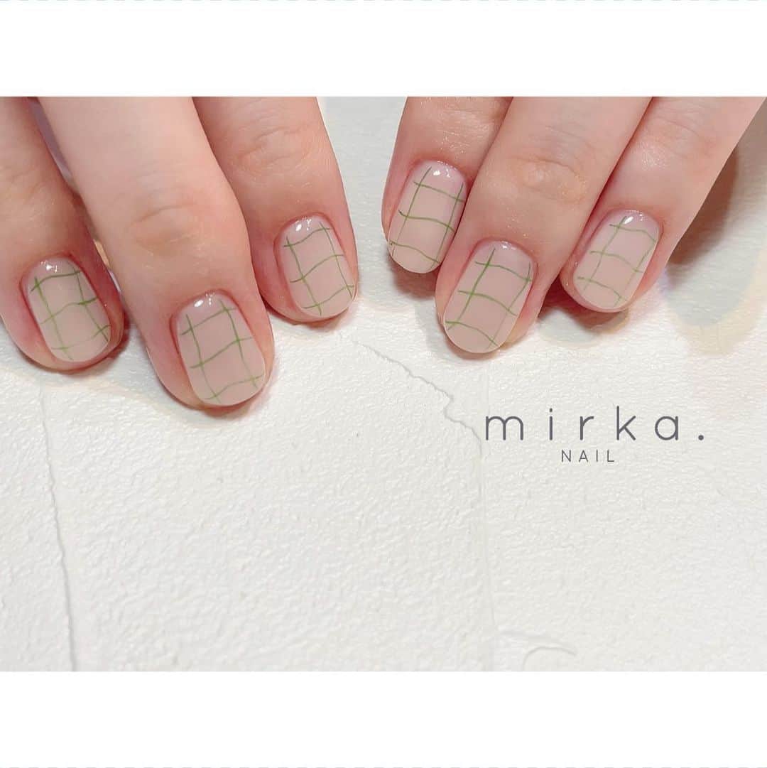 mirka. NAIL(ミルカネイル)のインスタグラム：「⁡ ⁡ ゆるチェック𓃹 ⁡ ⁡ ………………………………………………………… ⁡ ご予約、お問い合わせは LINE ID⇒ @mirka.nail (@含む)まで。 ⁡ ご新規様はハイライトの「ご案内」と「ご予約方法」を必ずお読みいただいてからご予約くださいますようお願いいたします。 空き状況や詳細はLINEの投稿からご確認ください。 ⁡ ⁡ ⁡ ⁡ #mirkanail#nails#nail#nailart#naildesign #ショートネイル#ネイルアート#ネイルデザイン#ネイル#大人ネイル#シンプルネイル#オフィスネイル#ニュアンスネイル#ナチュラルネイル#カジュアルネイル#ショートネイルデザイン#美甲#夏ネイル#夏ネイル2023 #プライベートサロン#プライベートネイルサロン#東京ネイルサロン#東京ネイル#江東区ネイルサロン#森下#清澄白河 ⁡#チェックネイル」