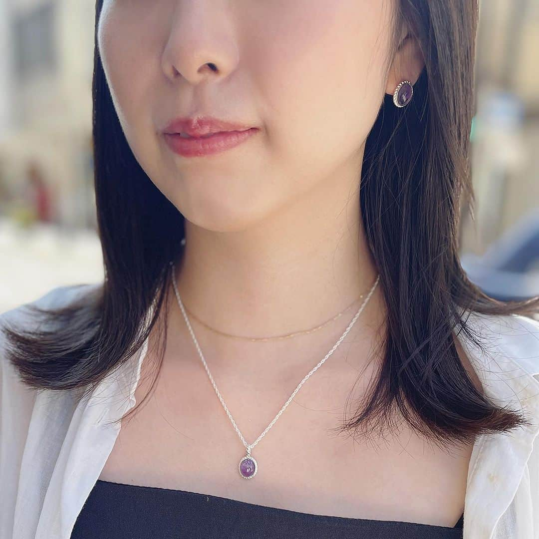 STAR JEWELRY Girlさんのインスタグラム写真 - (STAR JEWELRY GirlInstagram)「【NEW ARRIVAL】 秋の夜空を抜き出したかのようなミュートカラーの"INTO THE NIGHT"。 クールな印象のグレームーンストーンとミルキーアメシストをロープの造形が優しく包み込んで。 天然石ならではの一点もののような風合いが楽しめるのも良さのひとつ。 グレームーンストーンのタイプは、ボリューム感とクールな色味でジェンダーレスに着けやすいアイテム。 ミルキーアメシストは強すぎない紫色が上品な印象に。  --------------------------  こちらのアイテムはライブ配信でご紹介しております。 スタージュエリーガールプロフィール画面のリンク先よりご覧いただけます。  #autumncollection #metime #necklace #charm  #ring #earcuff #イヤーカフ #pierce #ピアス #グレームーンストーン #ムーンストーン #graymoonstone #アメシスト #ametyst #silver #シルバー #jewelry #ジュエリー #スタージュエリーガール #STARJEWELRYGIRL」8月20日 8時45分 - star_jewelry_girl