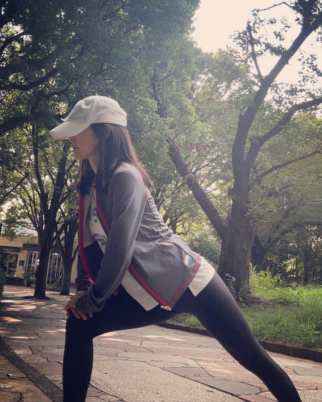 中岡由佳さんのインスタグラム写真 - (中岡由佳Instagram)「❇︎ 朝のウォーキング&ジョギング🏃‍♀️ ノーメイクで汗を流して気持ちよかった✨ 日焼け、虫除けに長袖着用しました。 （先週は半袖短パンで何ヶ所も蚊に刺されたから☹️） 良い日曜日を✌️ #sunday  #park #health  #healthy  #workout #centforce #セントフォース」8月20日 8時46分 - yuka_nakaoka