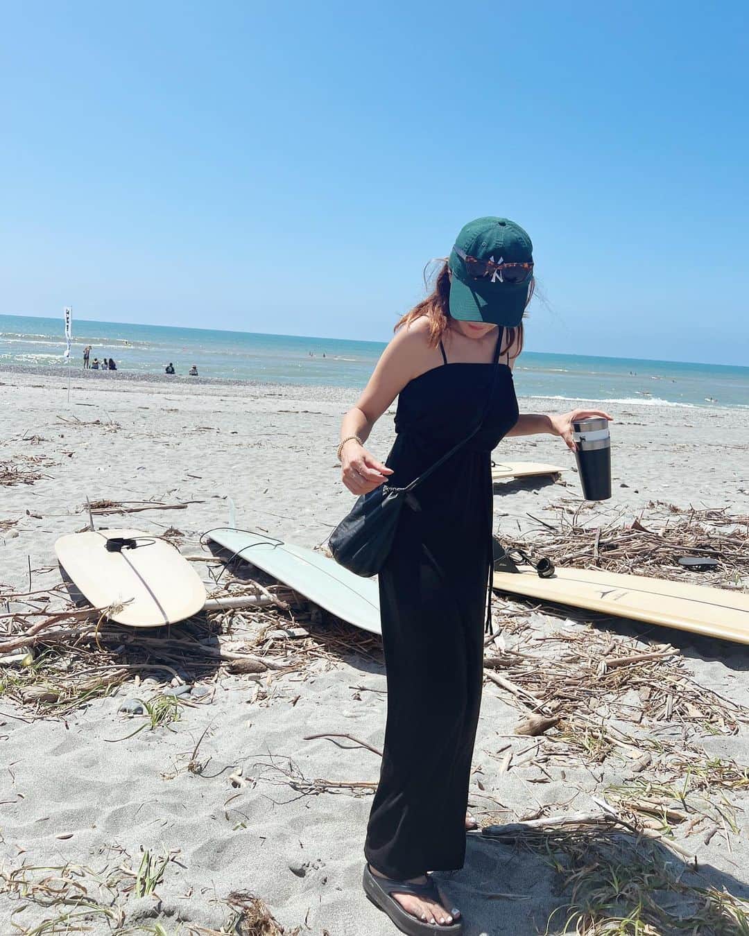 難波礼華のインスタグラム：「昨日は前日の夜に出発して 楽しみにしてたやつ🏄‍♂️♡（しょーへいの応援） みんなでワイワイ応援するのたのしかった🫶🏼  ストーリー載せたらすぐ何件か質問きてたバッグ♡ コンパクトなのにたくさん入るから、 すぐ使いたい物だけ入れて毎日のようにぶら下げてるw ayaちゃんのphon walletもずーっと気になってるからpopup中にTサイト行かなきゃ🥹🫶🏼  サーフィン応援してそのままキャンプ♡ しかもノリで延泊してる🏕️しあわせぇ💕」