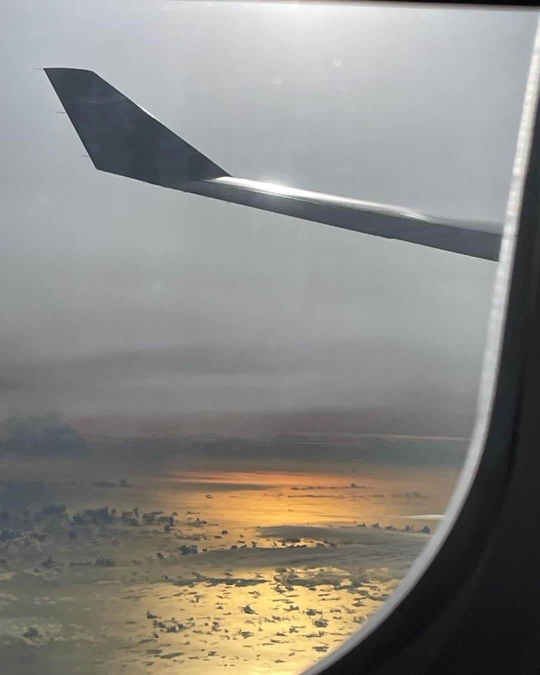 宮原巻由子さんのインスタグラム写真 - (宮原巻由子Instagram)「久しぶりに夕陽・夕焼けの画像を🌅 夢の世界から現実の世界へ、 この夕景を抜けて帰って来ました🥰 自分の内面のいろいろにも気付いた旅でした。 さぁ、いよいよ本当のサードライフが始まります。 心機一転、頑張るぞ💪 #機窓 から見る#夕陽 #雲の上 の#夕焼け」8月20日 9時17分 - mayuko_miyahara
