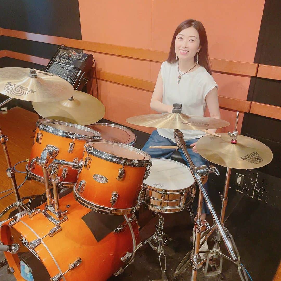 木谷有里のインスタグラム：「趣味のドラム演奏🎶🥁 しばらく休んでいたけど、 またスタジオたまには行くことにする😎  #ドラム　#木谷有里　#ドラム女子　？」