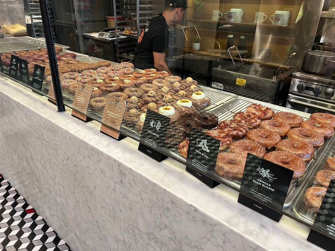 青木玲緒樹さんのインスタグラム写真 - (青木玲緒樹Instagram)「_  🍩 🥤 🍩 🥤 🍩 🥤 🍩 🥤  #santamonica #doughnuts #sidecardoughnuts」8月20日 9時12分 - reonaoki