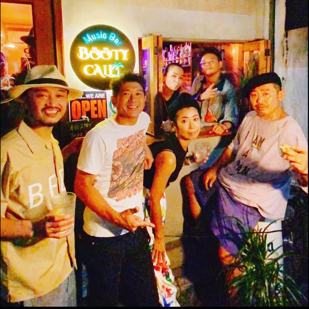 MONKYのインスタグラム：「昨日はCOSMIC JUNGLE feat.PAPICO@北千住Booty Call  久しぶりのPAPICOとのセッション、最高でした！  お客さんもみんなニコニコで酔い夜でした。  北千住の皆様、ありがとうございました！  そして今日は渋谷、琥珀。  乾杯しましょー！  ８月２０日（日） COSMIC JUNGLE feat. PAPICO「昭和歌謡＆JAZZ」Live at  渋谷 JAZZ BAR 琥珀  ●渋谷 Jazz Bar 琥珀（東京都渋谷区宇田川町17-1 ブラザービル6F）  ●OPEN 19:00  LIVE START 19:30(2set)   ●投げ銭+テーブルチャージ￥500 (+2order)  ●LIVE: 『COSMIC JUNGLE feat. PAPICO』  MONKY（Sax） 木村イオリ（Piano） TOMOHIKO HEVYLOOPER（Bass）  Guest Vocal : PAPICO  ●予約・お問い合わせ Jazz Bar 琥珀 MAIL: kohaku@ldandk.com TEL 03-6455-0505 https://www.udagawacafe.com/kohaku/  ●JAZZYでGROOVYなSax奏者 MONKY、そしてFATなGROOVEが魅力のベーシスト、TOMOHIKO a.k.a HEAVYLOOPER、YouTubeで500万再生されたピアニスト木村イオリによるCOSMIC JUNGLE！！ 昭和歌謡やJazzスタンダードをcosmicなアレンジで奔放に展開♪♪ 今回はボーカルゲストにR&Bのfeelingにブルージーな声が魅力のボーカル、PAPICOが登場！  真夏の夜にぴったりな歌謡JAZZをお楽しみください。  facebookイベントページ https://fb.me/e/6zEqaCxqC」