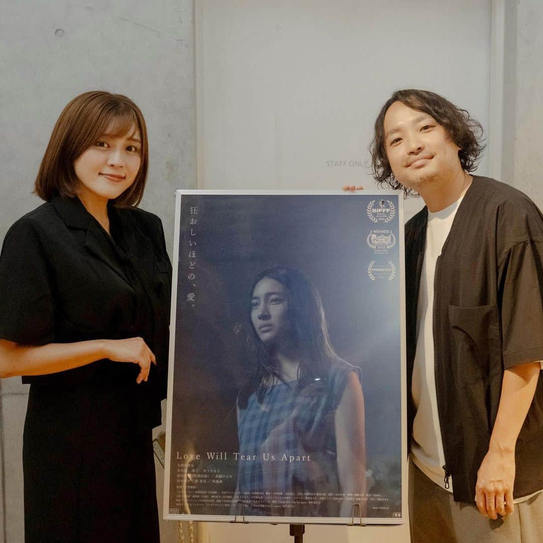 東紗友美さんのインスタグラム写真 - (東紗友美Instagram)「【舞台挨拶司会】「Love Will Tear Us Apart」の公開初日舞台挨拶が本日8月19日に東京・ユーロスペースで行われ、キャストの久保田紗友、青木柚、莉子、ゆうたろう、監督の宇賀那健一が登壇してくださいました。私は司会を担当させていただきました🎤✨  キャストの皆さんが、あまりにも素敵なので2枚目に載せておきます。（掲載許可いただいてます）舞台挨拶ではみなさんお話をたくさんしてくださって盛り上がりました👏 狂おしいほどの、愛。というキャッチコピーにちなんで今みなさんの愛してるものもお聞きしました👂✨  映画が気になる方は、ニュースもぜひチェックしていただければと思います。 舞台裏で監督とおしゃべりした様子も載せておきますね🎤✨  #ラブウィル　はとんでもないほど美しいスプラッター（これが真の表現！綺麗なんですよ...）に仕上がっています。正直びっくりしました。  誰かに認められないと生きていけないと思う人が増えた時代に、徹底した''わたしたちだけが理解していれば...他に何もいらない''を極限の表現で、描いたこの作品のメッセージにやられました。 コメディです。ホラーです。恋愛映画です。 そうです、つまりはぜんぶ。  極限の純愛。同時に血が飛んだりするようなスプラッターの演出に驚いてしまう人もいると思います（それがどこか面白くもあり美しくもある演出なので怖すぎたりはしないですよ！）が、それ以上に、本当に大切なものができたとき、それ以外は心からいらないと思えるひとたちの愛の物語で話もあるんですよね。だからなんか尊いんですよ...。 ゾクゾクしながらも、ドキドキしながらも、謎解き要素も含めて、どうぞ楽しんでいただきたいです。 本日からユーロスペースでは毎日トークショーが開催されます。そちらもチェックを📝 @lovewilltearusapart_movie  @kenichiugana  #ラブウィル　#ラブウィルテアアスアパート　#映画　#映画好きな人と繋がりたい　#映画垢　#映画鑑賞　#久保田紗友　#ゆうたろう　#青木柚　#莉子　#宇賀那健一」8月20日 9時18分 - higashisayumi