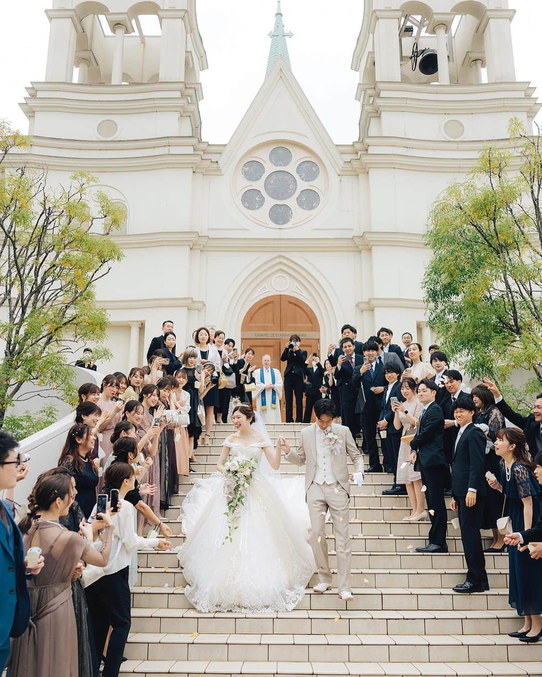 アニヴェルセル ヒルズ横浜 公式さんのインスタグラム写真 - (アニヴェルセル ヒルズ横浜 公式Instagram)「* 県内最大級の大階段でのフラワーシャワー☆  フェアにお越しいただくお客様によく "THE結婚式"と仰っていただく アニヴェルセル自慢の大階段！  結婚式と言ったら真っ先に思い浮かべるシーンではないでしょうか。 非日常のお城のような外観をバックに 真っ直ぐ続く23段もの階段で 一瞬の時間を一生忘れらない思い出に…*  ＿＿＿＿＿＿＿＿＿＿＿＿＿＿＿＿＿＿＿＿＿  新横浜からすぐの結婚式場🕊 @anniversaire_hillsyokohama  ▫️非日常を感じるお城のような外観 ▫️ドレスが映えるロイヤルブルーの大聖堂 ▫️好みに合わせて選べる3つのパーティ会場  特別な空間で憧れの結婚式が叶います ＿＿＿＿＿＿＿＿＿＿＿＿＿＿＿＿＿＿＿＿＿  @anniversaire_hillsyokohama #アニヴェルセル #アニヴェルセルヒルズ横浜 #アニ嫁 #オリジナルウェディング #ガーデンウェディング #横浜結婚式場 #横浜結婚式 #少人数結婚式 #家族婚 #センター南 #ウェディングフォト #フォトウエディング」8月20日 9時34分 - anniversaire_hillsyokohama