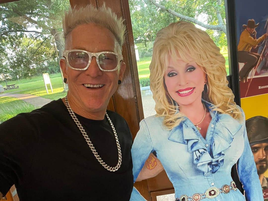 マーク・シュルマンのインスタグラム：「⠀ On my way to Nashville to speak for #TheChannelCompany and look who I ran into?! #dollyparton   #keynotespeaker #drummer #rockstarattitude #markschulman」