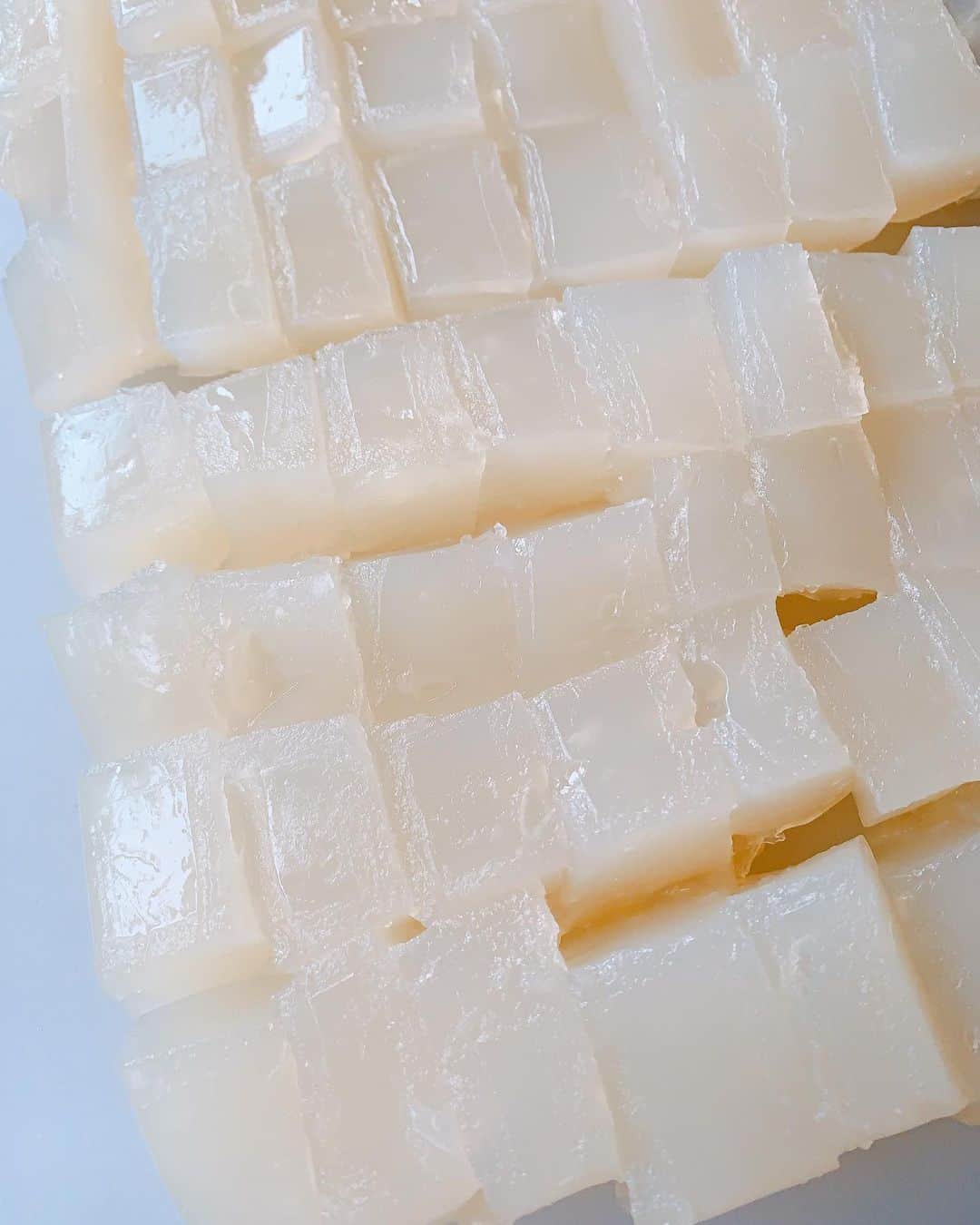森崎友紀さんのインスタグラム写真 - (森崎友紀Instagram)「わらび餅が食べたくなったのでたくさん作りました(^^) 白色から透明になる瞬間が好きです。 きなこたっぷりで子供達も大喜びでした。 きなこと砂糖の割合は、1:1が好きです。  #森崎友紀#料理#cooking#夏のおやつ#子供のおやつ#きなこたっぷり#わらび餅」8月20日 9時31分 - morisakitchen
