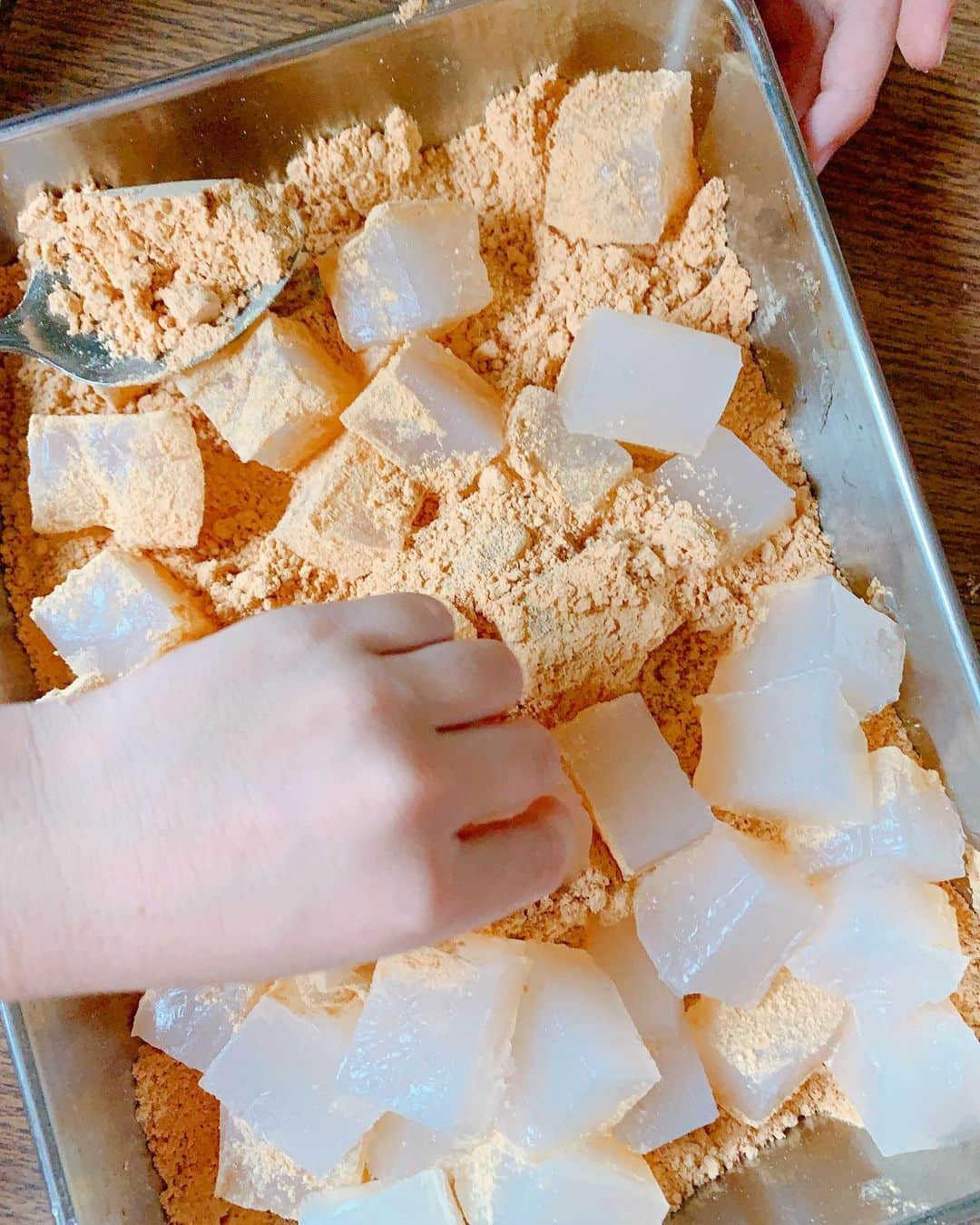 森崎友紀さんのインスタグラム写真 - (森崎友紀Instagram)「わらび餅が食べたくなったのでたくさん作りました(^^) 白色から透明になる瞬間が好きです。 きなこたっぷりで子供達も大喜びでした。 きなこと砂糖の割合は、1:1が好きです。  #森崎友紀#料理#cooking#夏のおやつ#子供のおやつ#きなこたっぷり#わらび餅」8月20日 9時31分 - morisakitchen