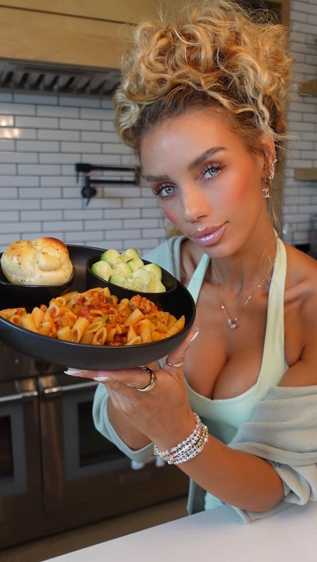 Jena Frumesのインスタグラム：「Veggie packed pasta with extra protein by boiling noodles in chicken broth 🍝 Served with Mickey Mouse cucumbers and garlic knots which are store-bought frozen which is fine!!!! Pasta is @jasonking ‘s favorite! He gets that from his daddy😆  I add cayenne pepper to my own serving little man can’t handle all that yet😆🫶🏽」