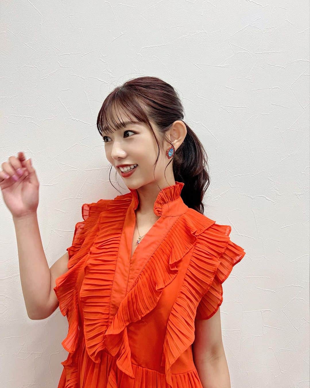 堀江聖夏のインスタグラム：「⌇‎🧡 ⁡ 太陽カラーのワンピース🌞 この色、とっても好き✩♘ ⁡ 今日は実は、北海道に 来ているよ〜🤍おすすめの場所 おしえてね🥺 ⁡ 毎週日曜22:54〜放送しています𓂃 𓈒❁⃘ ⁡ 衣装は ⁡ ワンピース：WildLily @wildlily_daikanyama  イヤリング：ABISTE @abiste_official  サンダル：DIANA @dianashoespress  ⁡ スタイリストのやまさん、 ありがとうございます♡  @stylist_sanae_ymsk_  ⁡ ⁡ ________________________________ #汐留TV #ワンピース #ワンピ #ドレス #ドレス #夏服 #ブルベ冬 #wildlilydaikanyama」