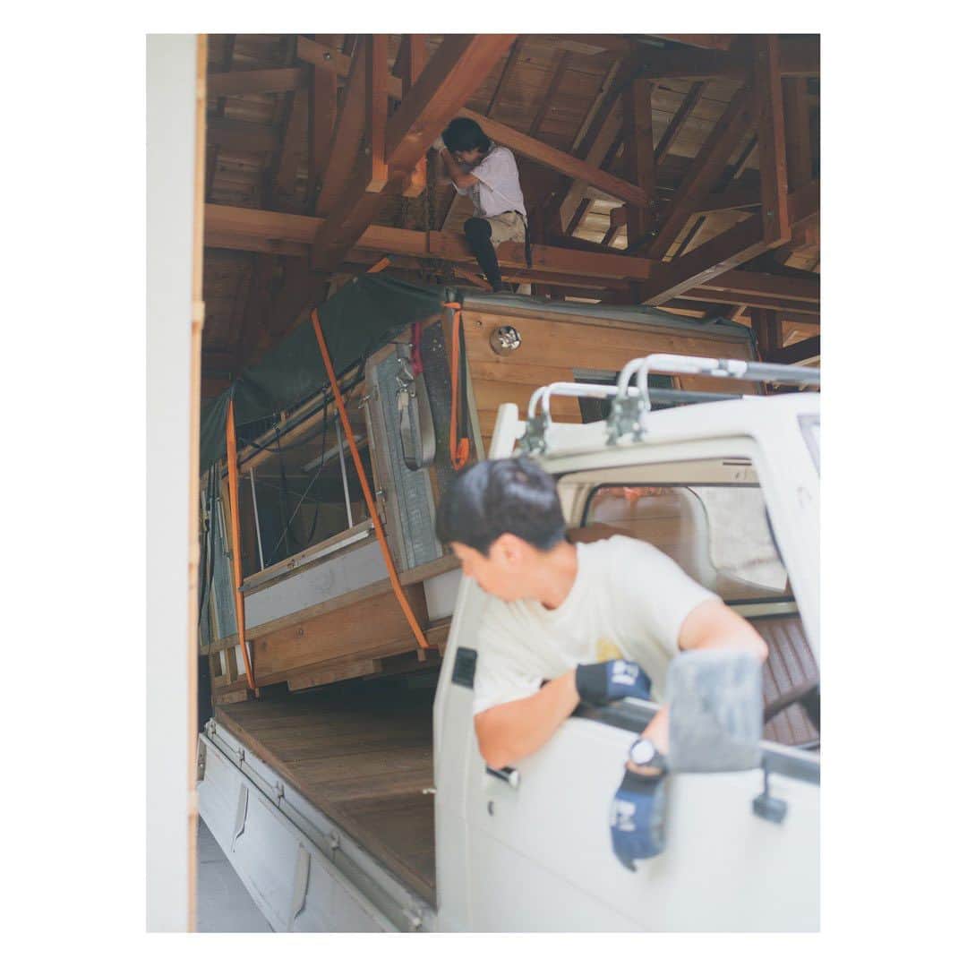 のインスタグラム：「🚚🚛🚐 我が家のフードトラック その名もマテロー (本当はデリカトラック・マイティロー) キッチン部分の外し方 天井に吊って トラックを前に出したら 完了〜✌️ なかなか大変だよ🫶  📷　@haruo.860   #マテロー #マイティロー」