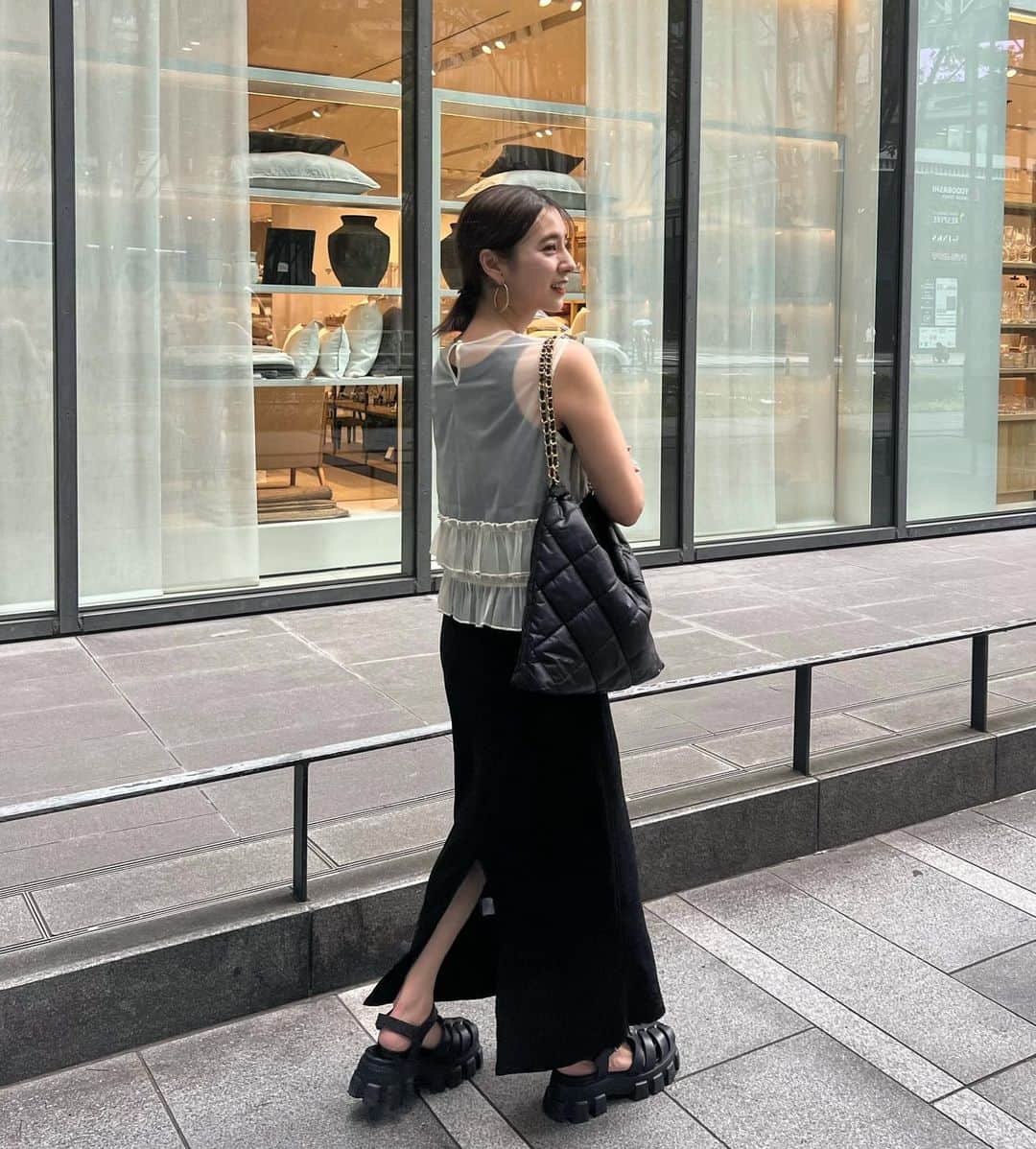 青野未来 / MikuAonoのインスタグラム：「. . 🚶🚶🖤  #ootd tops @rectangle_official  op @reedit_official  bag @sil_si_cien  shoes @prada  . . #rectangle_official  #reedit#リエディ#silsicien  #prada#関西ママ#ママコーデ #チュールトップス」