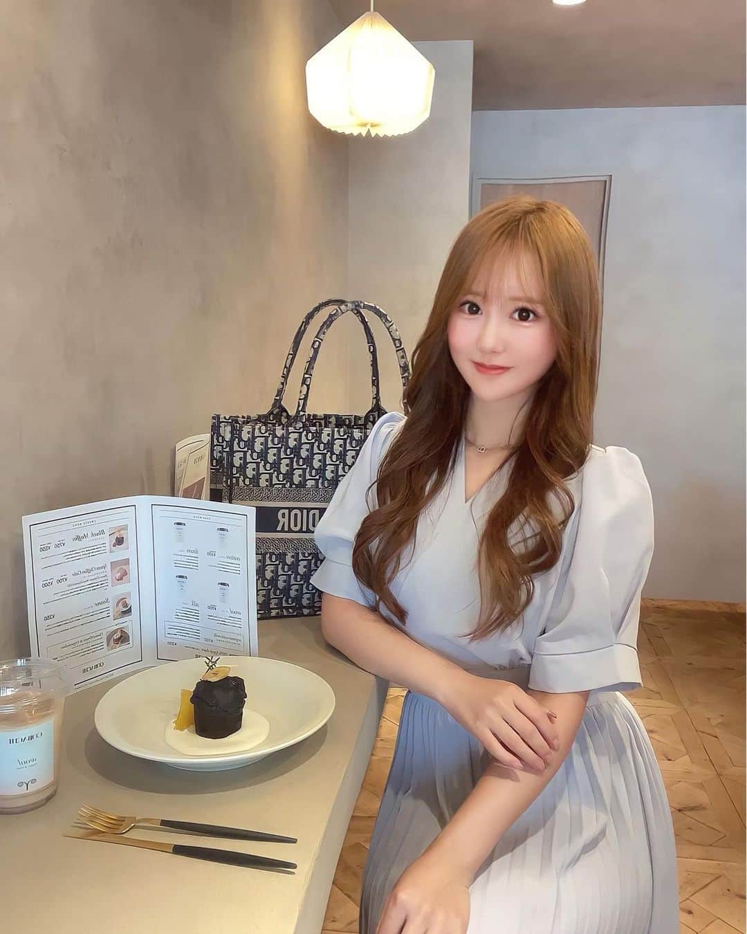あだちまみのインスタグラム：「. ずっときたかったカフェ♡ cobachi chay ☕︎  みほが作ってるスイーツを 食べに行ってきました🍴  おしゃれやし美味しいし チャイの種類も好みから選べて 大満足♡♡  絶対またいく🥹  ⁡ #本日のコーデ#outfit #ポートレート#撮影 #撮影モデル#関西被写体#インフルエンサー #ビジネス#副業#事業#女性企業#美容 #ビジョビ#ビジョスタ#女性経営者」