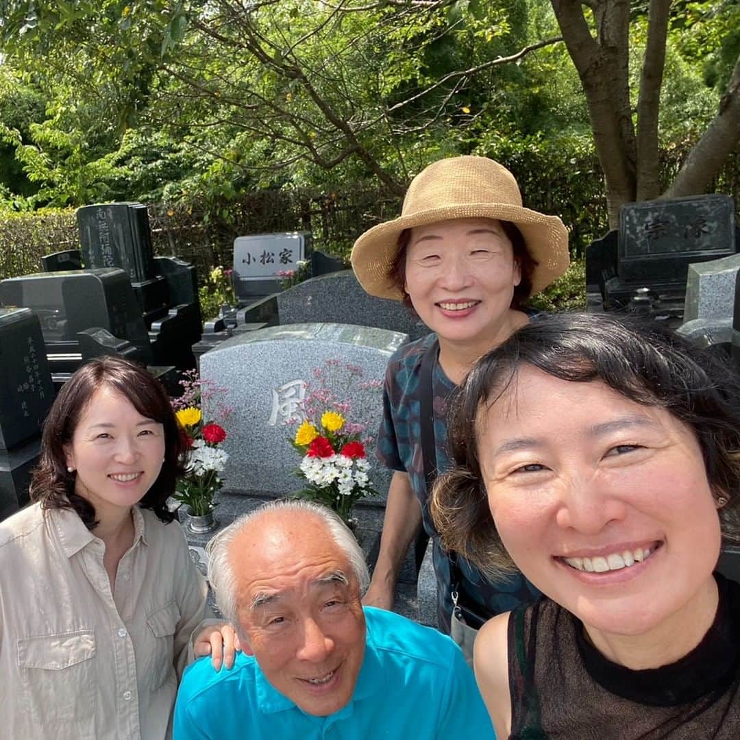 林千晶のインスタグラム：「8月に生まれた父・母・妹・そして私。  時節柄、みんなでおじいちゃんとおばあちゃんに挨拶してきました。  #お盆」