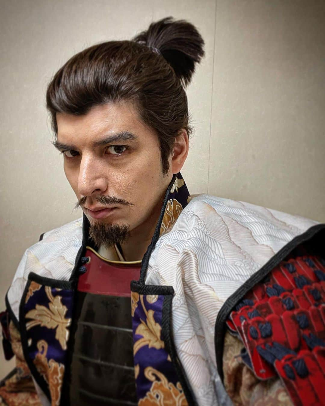 城田優さんのインスタグラム写真 - (城田優Instagram)「「どうする家康」  かつて鬼武蔵と恐れられた、森長可役 で、14年ぶりに大河ドラマに出演させていただきました。  「天地人」の頃ご一緒していたスタッフの方も多く、昔話がたくさんできて幸せでした☺︎  しっかし、やはり大河ドラマは緊張しますね、、終始ガチガチでした笑  そしてそして！！  同じく14年ぶりの共演となった佐藤隆太さんとの貴重な一枚。  ルーキーズの頃はいつも一緒にふざけてくれたり、相談に乗ってくれたり、ずっと頼りっぱなしでしたが、、 今回も本当にたくさん助けていただきました。  大きな愛と優しさを持った大好きな先輩です。  撮影の最終日は、男気じゃんけんで見事隆太さんが勝ち、コーヒーをごちそうになりました☺︎笑  ムロさんや徳重聡さんとの写真やお話も、またどこかでUPします！  #大河ドラマ #どうする家康  #佐藤隆太 さん #城田優 #また１４年後あたりに」8月20日 10時00分 - yu_shirota