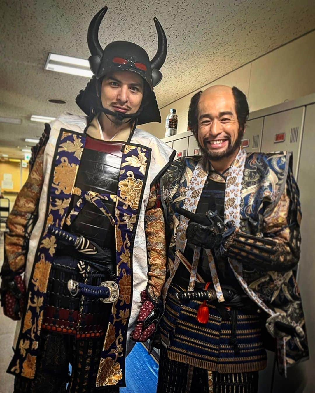 城田優さんのインスタグラム写真 - (城田優Instagram)「「どうする家康」  かつて鬼武蔵と恐れられた、森長可役 で、14年ぶりに大河ドラマに出演させていただきました。  「天地人」の頃ご一緒していたスタッフの方も多く、昔話がたくさんできて幸せでした☺︎  しっかし、やはり大河ドラマは緊張しますね、、終始ガチガチでした笑  そしてそして！！  同じく14年ぶりの共演となった佐藤隆太さんとの貴重な一枚。  ルーキーズの頃はいつも一緒にふざけてくれたり、相談に乗ってくれたり、ずっと頼りっぱなしでしたが、、 今回も本当にたくさん助けていただきました。  大きな愛と優しさを持った大好きな先輩です。  撮影の最終日は、男気じゃんけんで見事隆太さんが勝ち、コーヒーをごちそうになりました☺︎笑  ムロさんや徳重聡さんとの写真やお話も、またどこかでUPします！  #大河ドラマ #どうする家康  #佐藤隆太 さん #城田優 #また１４年後あたりに」8月20日 10時00分 - yu_shirota