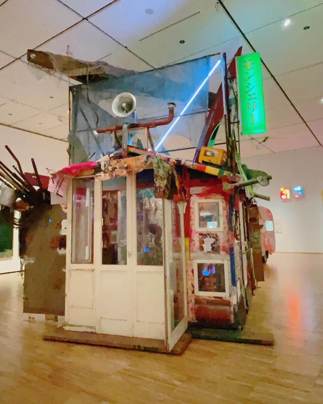 石田ひかりのインスタグラム：「「大竹伸朗展」@富山県美術館  どこまでもエネルギッシュで自由な大竹伸朗さんの世界 この気持ちを表現する言葉をわたしは持てていない…  もっともっと隅々まで堪能したかった😭 ３日くらい通いたかったです😭  面白かった！ワクワクした！圧倒された！自由でいいんだ！やりたいことやったらいいんだ！  興奮しました！  #大竹伸朗展」