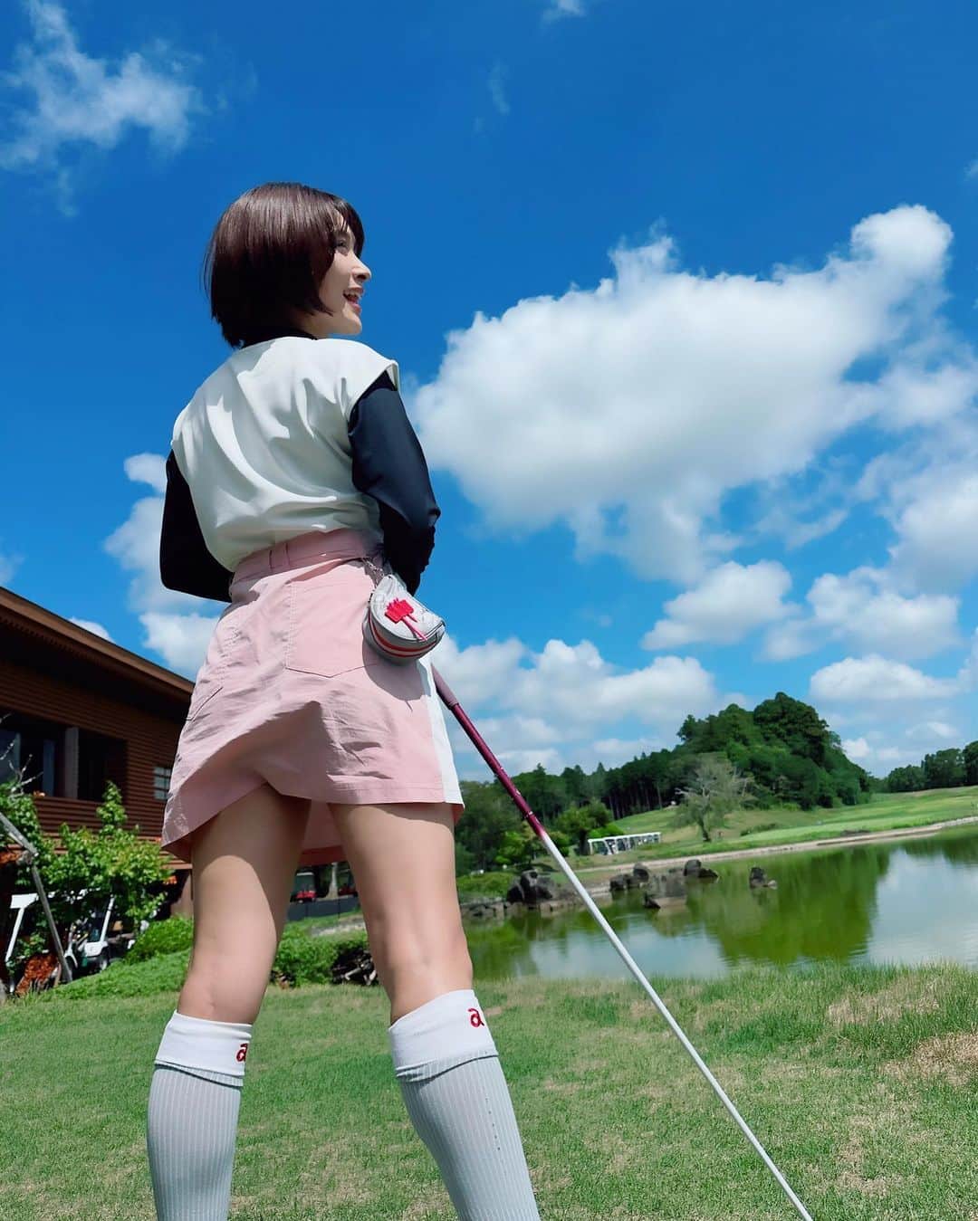 みひろのインスタグラム：「. 真夏ゴルフ🎐  👚 @michiko_london_golf  🩳 @susic_golf  🧦 @archivio.official  👟 @skechersjapan   #南茂原カントリークラブ  #ゴルフ #ゴルフ女子 #ゴルフウェア #ゴルフコーデ #ゴルフファッション #ゴルフスイング #ゴルフスイング動画」