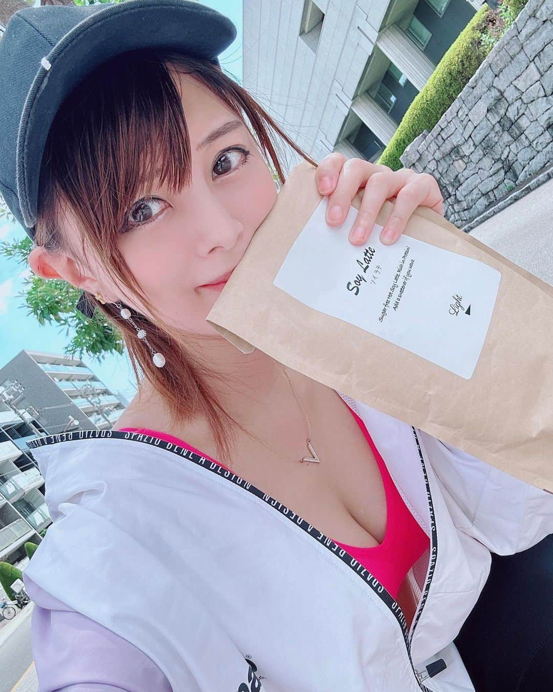 satomiのインスタグラム：「🏃‍♂️💨🍹 ・ 最近ちょっと走ってます🏃‍♂️ ・ 最近お気に入りなのは走った後冷房ガンガンの部屋でホットプロテイン 飲んでクールダウンするとこ笑😆 ・ この（@light_jpn） 様の「ホットプロテイン ソイラテ」は低脂質で甘味料不使用の高プロテインでお湯に溶かすだけで飲めるの😊シェーカーも不要！！ ・ お仕事の休憩中にも紅茶の代わりに飲んだりしてます😊 ・ ちなみに昨日はキングダム観に行ってきました！最高すぎた🫶🍟 ・ 次はなにみよー🎞️🎥 ・  PR @light_jpn  #プロテイン生活  #プロテインダイエット  #ホットプロテインソイラテ  #おすすめプロテイン  #ホットプロテイン #プロテイン #ランニング #筋トレ #トレーニング #トレーニング女子  #workout #fitness #キングダム #tohoシネマズ日比谷 #東京ミッドタウン日比谷 #吉沢亮 #山崎賢人 #映画好きな人と繋がりたい #大沢たかお」