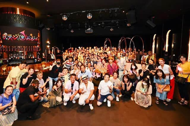 大黒摩季のインスタグラム：「【ラテン家の人々結成前夜祭🥳大盛況で終了しました🙌】  Muchas gracias por venir a @bank30tokyo  anoche 💕💕💕  NORAと大黒摩季さんとの構想から約3年！「ラテン家の人々」がみなさんの前にとうとうお目見えしました🥰 めちゃくちゃ楽しく豪勢な形でのスタートにメンバー一同大興奮です😆  大黒摩季さんの真似が超うまい「マキータゴメス」の正体がついに明らかに‼  今日はいよいよビルボード横浜で結成ライブ🎙️ 会場で是非お待ちしてます😊 http://maki-ohguro.com/sp/latinfamily/」