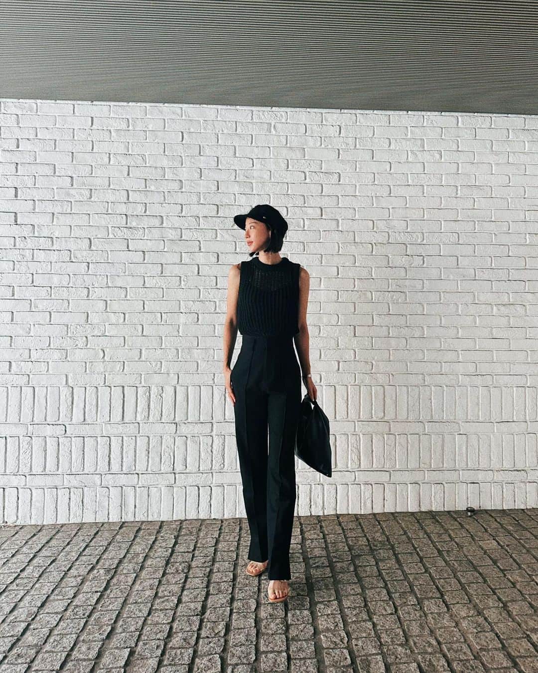 秋倉諒子のインスタグラム：「🖤🖤🖤 最近はBLACKが1番しっくりくる😎  pants @snowxuegao @beams_official  knite @zara  bag @maisonmargiela  hat @ca4la_official」