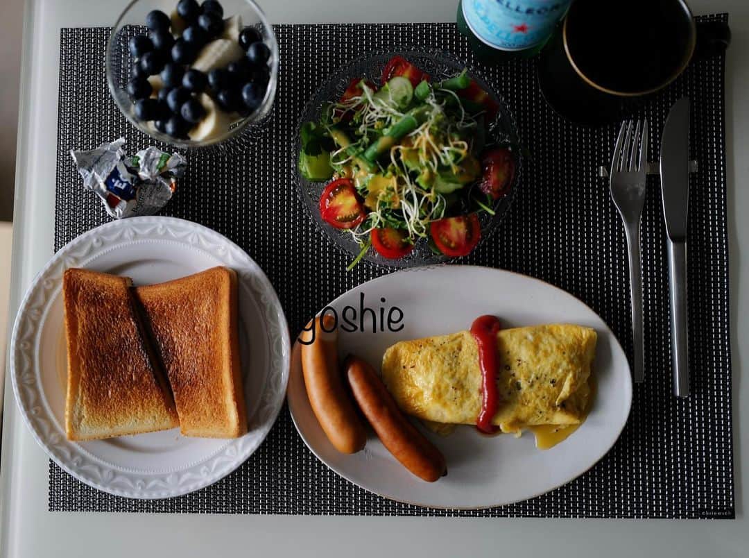 草間淑江さんのインスタグラム写真 - (草間淑江Instagram)「みなさまおはようございます！  8月20日の朝です。  今朝は、しらすチーズオムレツ、サラダ、ボイルソーセージ、バナナ＆ブルーベリー。  なんだか久しぶりな感じの食パン。  今日は木村屋さんの完熟食パン。  焼いてパターをつけたものと、２枚目はいちごジャムをつけて。  しらすがあったのでチーズと共にオムレツに。  今朝も感謝して  ご馳走様でした😊🙏  さて、雲多めな日曜日。  みなさまが素敵な１日になりますように❤️  #朝食#木村屋のパン #食パン#しらすチーズオムレツ#いちごジャム#バナナブルーベリー#美味しく頂きました🙏 #ごちそうさまでした」8月20日 10時12分 - yoshie_kusama