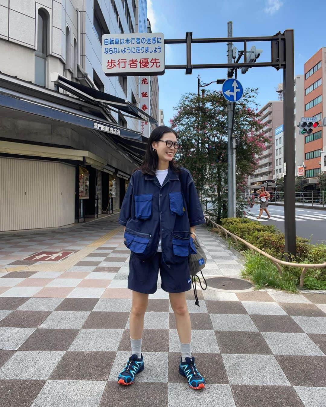 田中シェンさんのインスタグラム写真 - (田中シェンInstagram)「足首の角度、ぷるぷる📐  Tops @arnold_palmer_by_alwayth  ____ @allweatherproof  Pants @bott2019  T-shirts @graphpaper_tokyo Bag @gordonmiller_official  Shoes @salomon   今日は東京のブルックリン、蔵前へ❗️ 大好きな古着屋さんの大好きなさおりちゃんが おすすめしてくれたコーヒー屋さんと 食欲をそそられた鰻おにぎり🍙を食べに🙏🏻  ———————————————————- #蔵前駅  @lucentcoffee  ベンチスタイルを10人くらいの席が カウンターを囲むスタイルでぎゅっとしてて 和みます☺️しかし席がぎゅうぎゅう(🐄🐄)だったので 外の席へ。秋〜冬になったら気持ちよさそう！ (猛暑の今はおすすめしません！)水出しコーヒーと チーズトーストをいがだきました❗️トーストは カリカリで食べ応えあって、浅煎りのコーヒーが あまり好きじゃなかったんだけど、こちらのは 美味しかった☕️🧊客足がずっと絶えなくて やっぱり美味しいんだろうなと思いました🙋🏻‍♀️⭕️  ———————————————————-  〜徒歩15分  ———————————————————-  #浅草駅  @asakusaunana  これを目当てに来たの！ 鰻を食べたいと思ってたけど、鰻重を食べるほど ではなくて、手軽に食べられないかなと思ってたら こちらがヒット‼️🤤開店と同時は長者の列で15-20分 並んだけど、1時間後にお土産用にもっかい戻ったら すぐに買えた！ので少しずらしていくのが良さそうです☺️ ふわふわの鰻に硬めのタレがシミシミのおにぎりは 幸せの味でした。私は断然山椒かかってるのが 好きだった！イートインスペースもあるけど、#せんそうじ  の方に出てる屋台付近で眺望よく食べるのも 楽しかったよ☺️🍙✌🏻💯⭕️  ———————————————————- #asakusatokyo  #eel is very popular food in Japan. But if you are experiencing it for the first time , (And you are happen to be exploring #japanasakusa ) You can try this #unaginigiri here in @asakusaunana  Very near to #asakusatemple and near by there is also  #yataimarket . Good for Japanese traditional food  And sightseeing ! U should also try #yakisoba there! Wink wink 😜🩵  ———————————————————- #allweatherproof #arnoldpalmersecond  #浅草さんぽ #浅草散歩 #浅草観光 #浅草カフェ巡り  #蔵前カフェ巡り #蔵前さんぽ #蔵前グルメ #浅草蔵前  #東京散歩写真 #東京散歩シリーズ #東京観光🗼  #フィッシャーズ🐟 #ナイロンシャツ  #ナイロンパンツ #ナイロンパンツコーデ  #ハーフパンツコーデ #ストリートファッションメンズ  #メンズファッションスナップ」8月21日 19時50分 - shen_tanaka