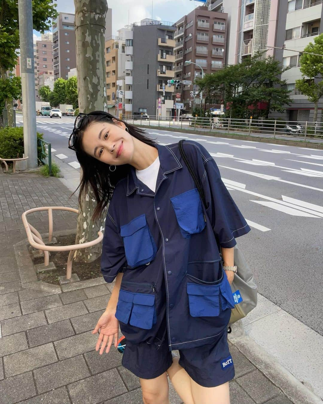 田中シェンさんのインスタグラム写真 - (田中シェンInstagram)「足首の角度、ぷるぷる📐  Tops @arnold_palmer_by_alwayth  ____ @allweatherproof  Pants @bott2019  T-shirts @graphpaper_tokyo Bag @gordonmiller_official  Shoes @salomon   今日は東京のブルックリン、蔵前へ❗️ 大好きな古着屋さんの大好きなさおりちゃんが おすすめしてくれたコーヒー屋さんと 食欲をそそられた鰻おにぎり🍙を食べに🙏🏻  ———————————————————- #蔵前駅  @lucentcoffee  ベンチスタイルを10人くらいの席が カウンターを囲むスタイルでぎゅっとしてて 和みます☺️しかし席がぎゅうぎゅう(🐄🐄)だったので 外の席へ。秋〜冬になったら気持ちよさそう！ (猛暑の今はおすすめしません！)水出しコーヒーと チーズトーストをいがだきました❗️トーストは カリカリで食べ応えあって、浅煎りのコーヒーが あまり好きじゃなかったんだけど、こちらのは 美味しかった☕️🧊客足がずっと絶えなくて やっぱり美味しいんだろうなと思いました🙋🏻‍♀️⭕️  ———————————————————-  〜徒歩15分  ———————————————————-  #浅草駅  @asakusaunana  これを目当てに来たの！ 鰻を食べたいと思ってたけど、鰻重を食べるほど ではなくて、手軽に食べられないかなと思ってたら こちらがヒット‼️🤤開店と同時は長者の列で15-20分 並んだけど、1時間後にお土産用にもっかい戻ったら すぐに買えた！ので少しずらしていくのが良さそうです☺️ ふわふわの鰻に硬めのタレがシミシミのおにぎりは 幸せの味でした。私は断然山椒かかってるのが 好きだった！イートインスペースもあるけど、#せんそうじ  の方に出てる屋台付近で眺望よく食べるのも 楽しかったよ☺️🍙✌🏻💯⭕️  ———————————————————- #asakusatokyo  #eel is very popular food in Japan. But if you are experiencing it for the first time , (And you are happen to be exploring #japanasakusa ) You can try this #unaginigiri here in @asakusaunana  Very near to #asakusatemple and near by there is also  #yataimarket . Good for Japanese traditional food  And sightseeing ! U should also try #yakisoba there! Wink wink 😜🩵  ———————————————————- #allweatherproof #arnoldpalmersecond  #浅草さんぽ #浅草散歩 #浅草観光 #浅草カフェ巡り  #蔵前カフェ巡り #蔵前さんぽ #蔵前グルメ #浅草蔵前  #東京散歩写真 #東京散歩シリーズ #東京観光🗼  #フィッシャーズ🐟 #ナイロンシャツ  #ナイロンパンツ #ナイロンパンツコーデ  #ハーフパンツコーデ #ストリートファッションメンズ  #メンズファッションスナップ」8月21日 19時50分 - shen_tanaka