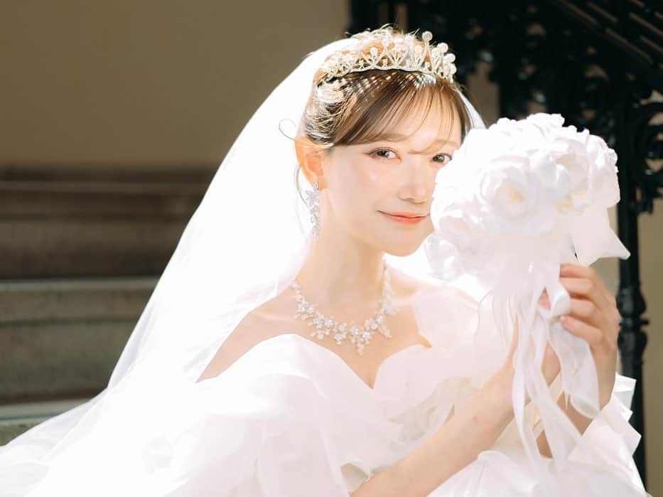 菅野結以のインスタグラム：「三上悠亜ちゃんがお誕生日＆引退式で 着用してくれた12変化ウエディングドレス 神々しかったよね つくってよかった👸🏼 ⁡ ウエディングフォトやレンタル・買取はもちろん ソロフォトもできるよ🤍おそろ撮りにきて ⁡ 詳細はハイライトから特設ページへ💍 #wedding #weddingdress #studioroseveil  #ウエディングドレス #ウエディングフォト」