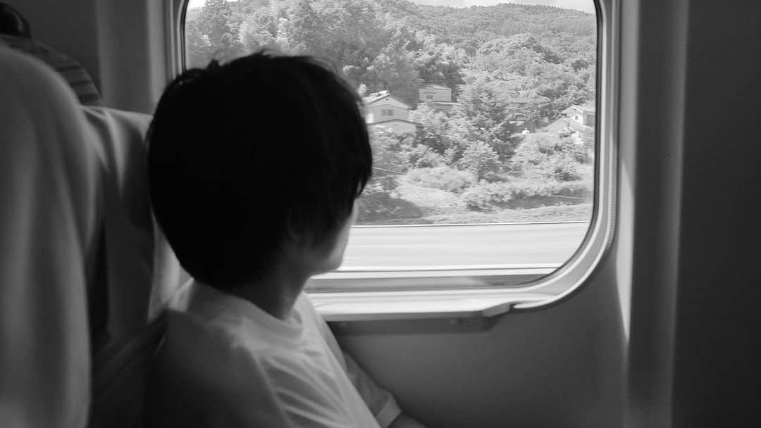 上野大樹のインスタグラム：「夏の雲をみると懐かしくなると同時に切なくもなって。夏休みもう2度とこないのかとか、昔の思い出ばかり浮かぶのはどうしてですかね。」