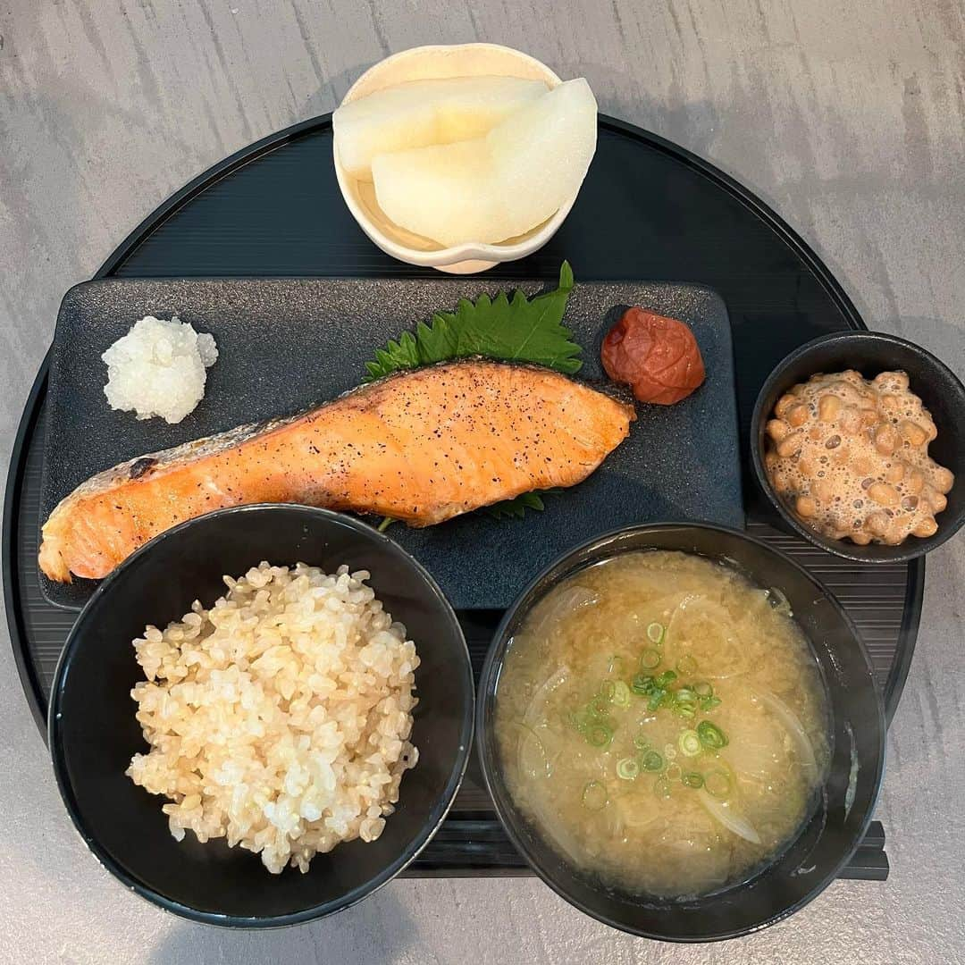 NANAさんのインスタグラム写真 - (NANAInstagram)「おはようございます🍚  せなが風邪ひいて鼻詰まりで死にそうになっていたので朝からしっかり和食を😊  お味噌汁は玉ねぎと長葱🧅  質素だけど無農薬玄米に有機味噌汁。安心安全な納豆に無添加はちみつ梅😊贅沢な朝ごはん🍚  責任感が強いせなは絶対これ以上酷くなったらやばいと必死になってます😂  鼻詰まりって夜も寝付けないんだよね💦  ひなせは親友が福岡から泊まりに来ててとにかく幸せそう🥰良かったね♡  #lifestyle#breakfast#朝ごはん#和食#無農薬玄米#味噌汁#食べて免疫力アップ#食べて痩せる#和定食#おうちごはん#朝食」8月20日 10時31分 - nana1977hs